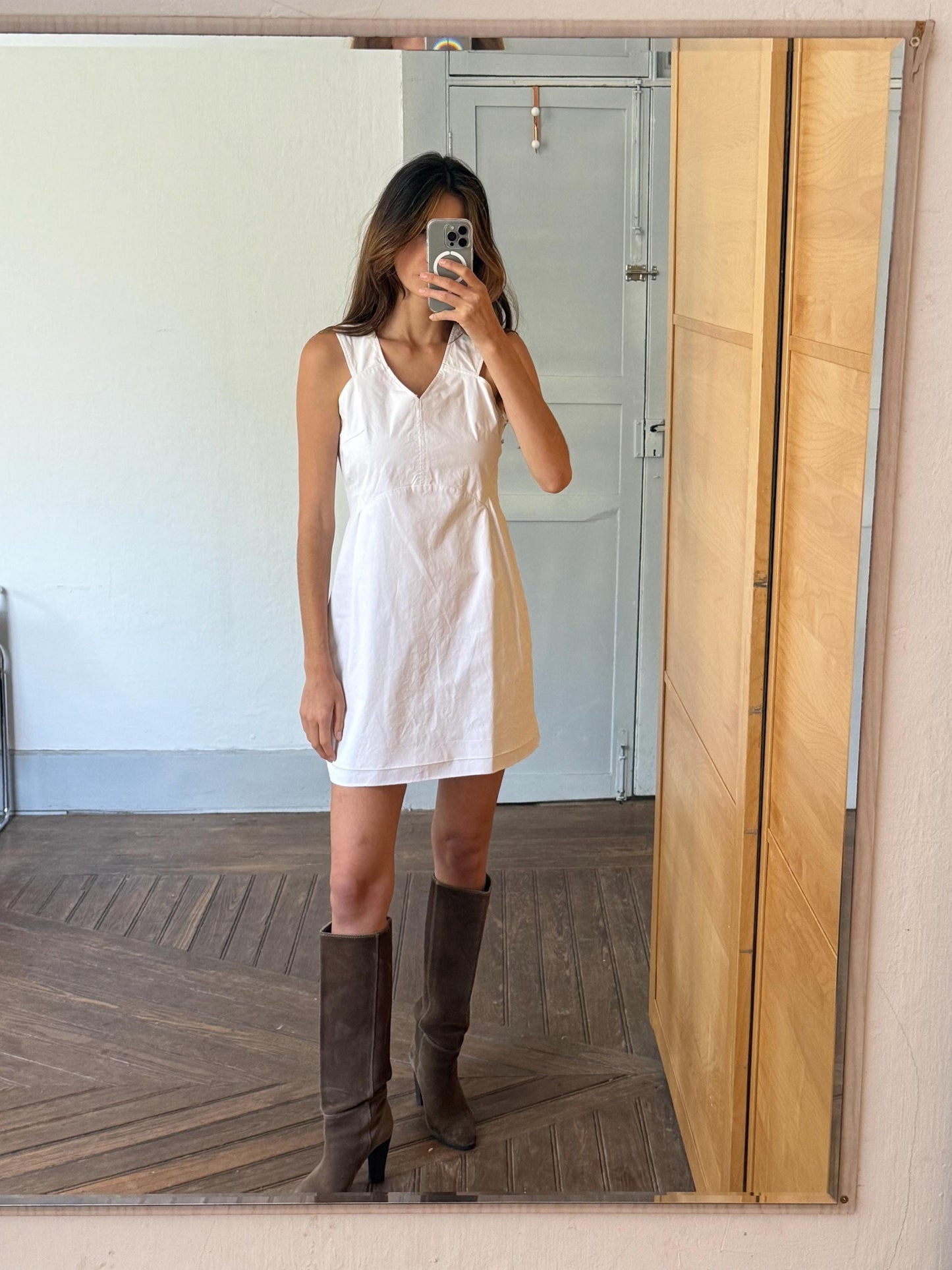 Luxe white dress, Simple and elegant fitted silhouette, preppy Victoria Beckham aesthetic, US M, spanish designer label evening wear