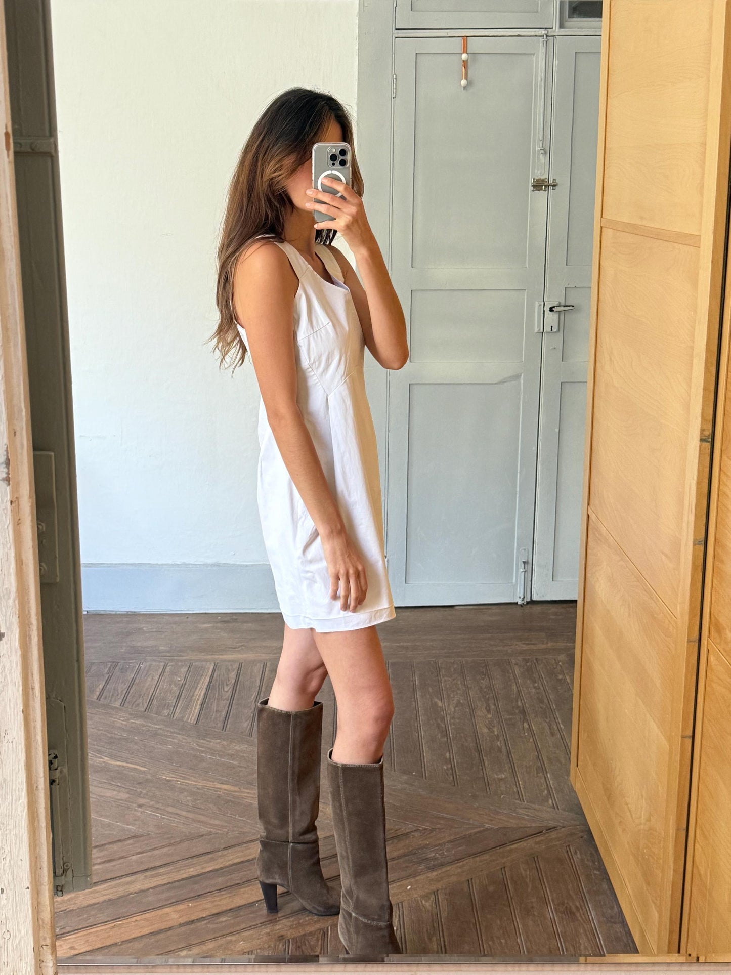 Luxe white dress, Simple and elegant fitted silhouette, preppy Victoria Beckham aesthetic, US M, spanish designer label evening wear