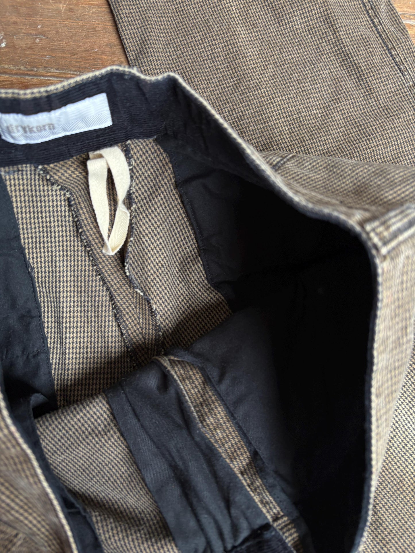 Drykorn brown houndstooth trousers, cotton blend, straight fit, button and zip fly, side pockets and belt loops, casual retro 90s, US XL