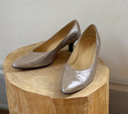 Vintage Brunate Gold Leather Heels – Elegant Italian Design in Shimmery Metallic Finish