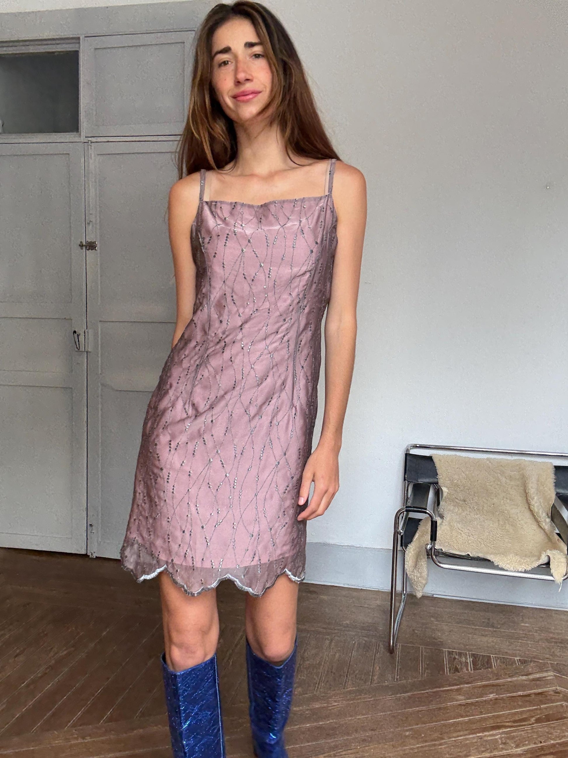 Vintage Y2K-style sparkly pink slip dress with scalloped hem – 90s party look, too big on model, fits M