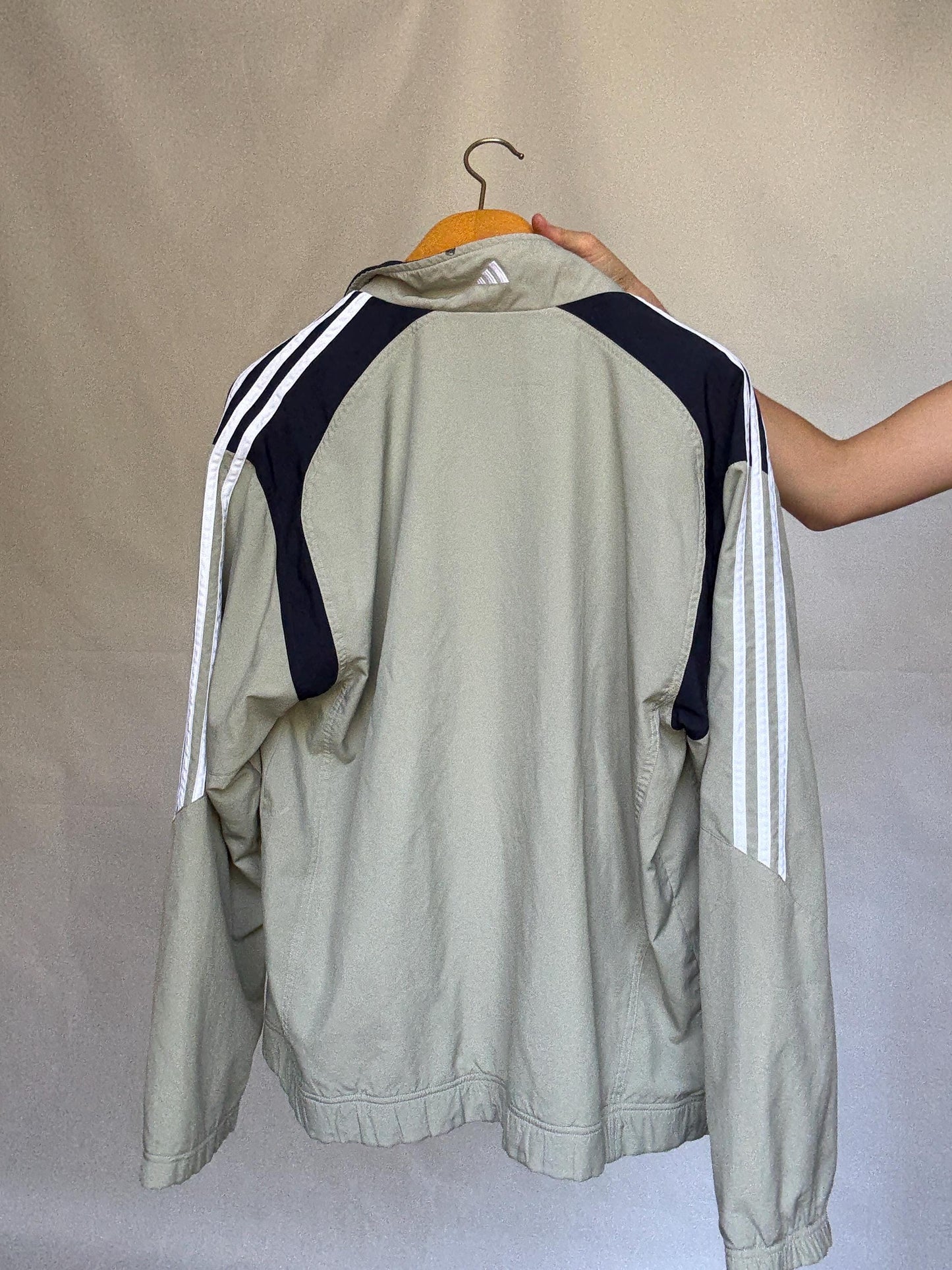 Adidas jacket, relaxed fit, zipper closure, sporty style, US XL, streetwear casual