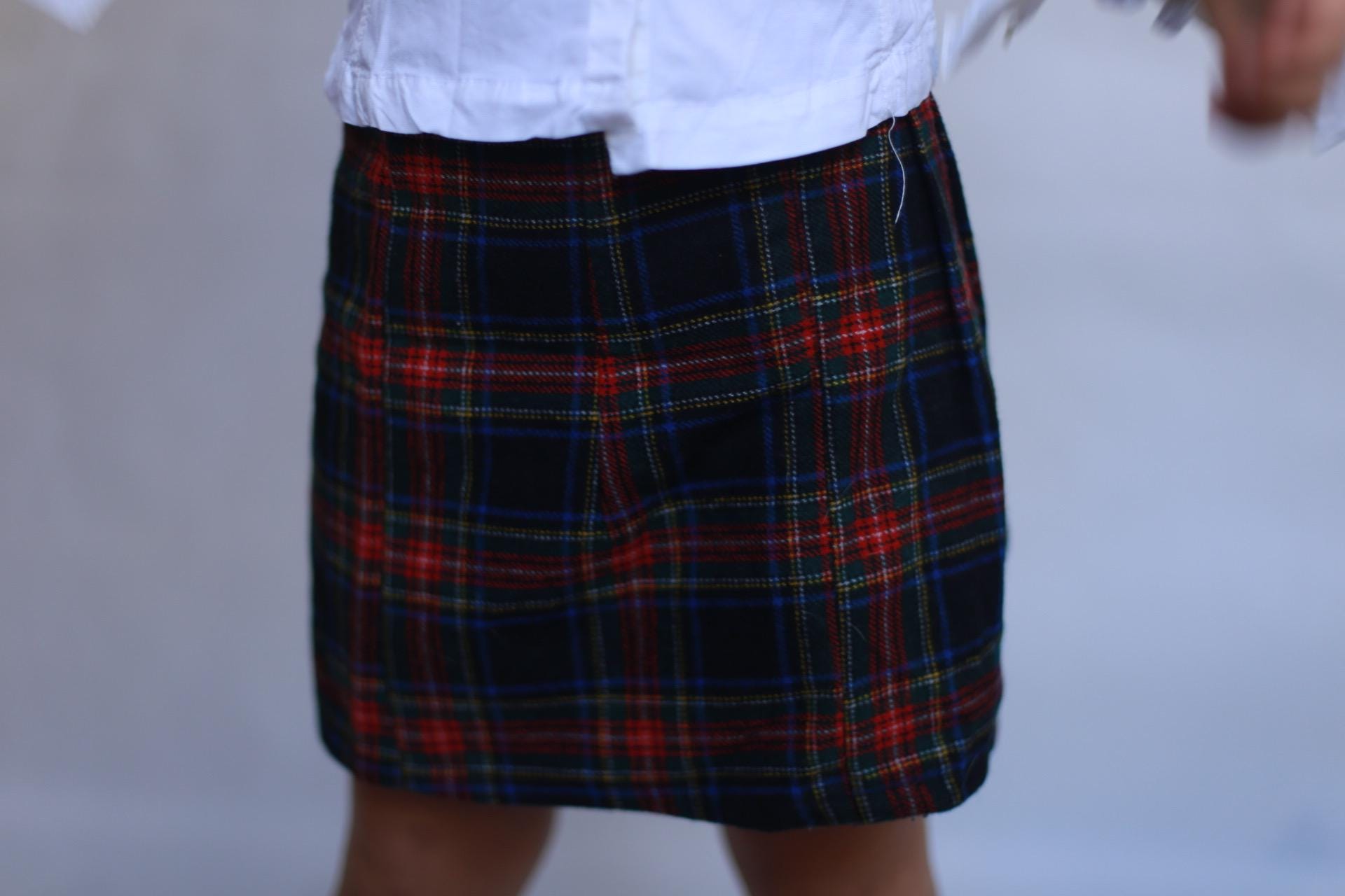 Vintage plaid wool blend skirt, classic fit, subtle pleated details, vintage casual, EU 122, school uniform vibe