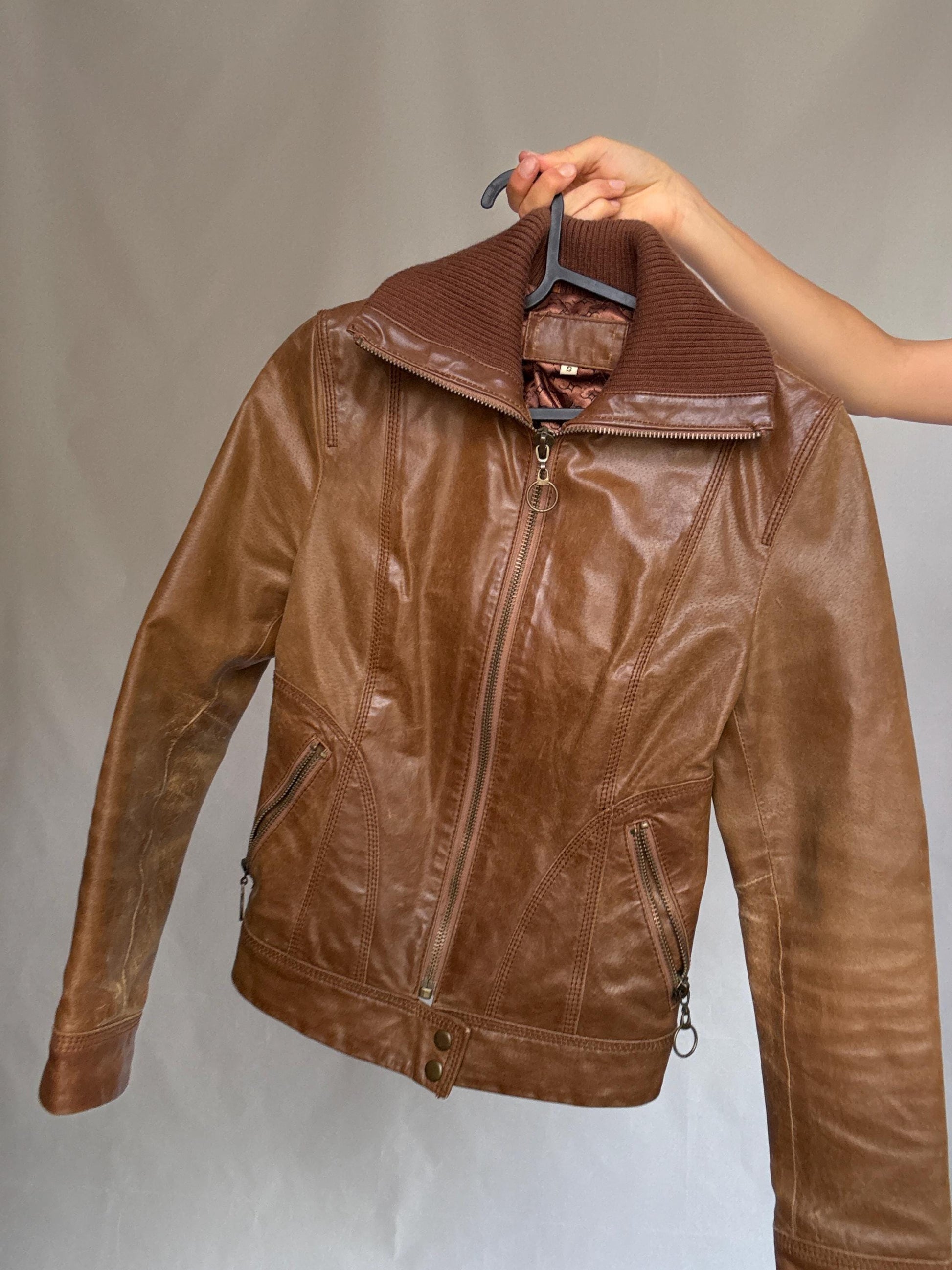Vintage brown leather jacket, genuine leather, classic fit, front zipper, ribbed collar detail, streetwear Eddie Vedder vibe, US XS