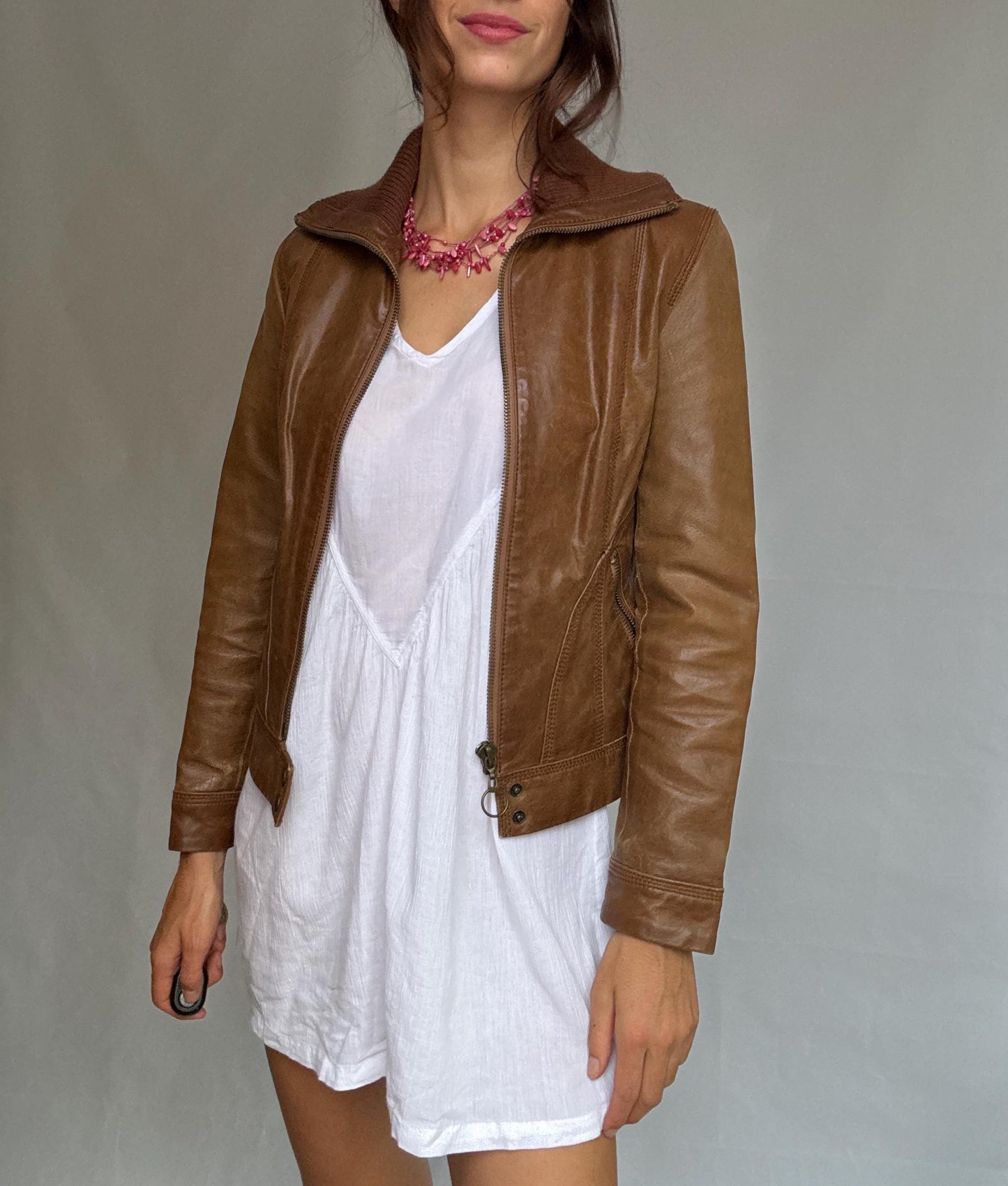 Vintage brown leather jacket, genuine leather, classic fit, front zipper, ribbed collar detail, streetwear Eddie Vedder vibe, US XS