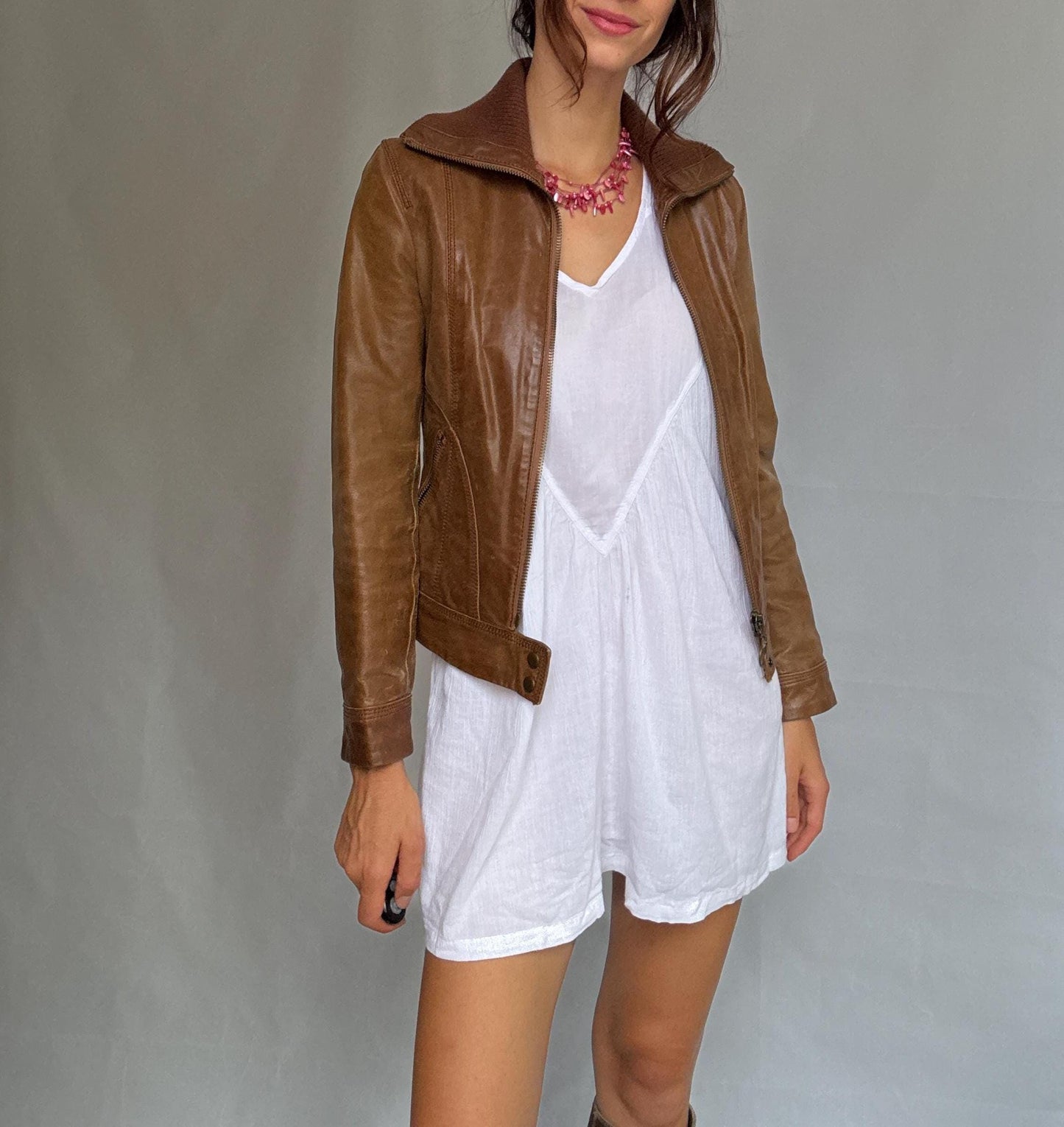 Vintage brown leather jacket, genuine leather, classic fit, front zipper, ribbed collar detail, streetwear Eddie Vedder vibe, US XS