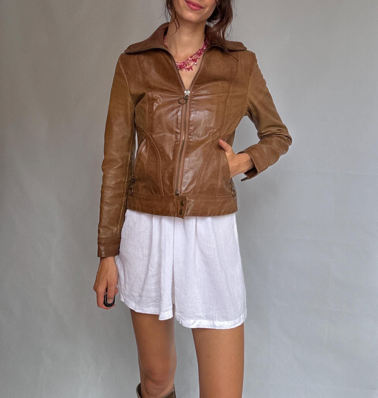 Vintage brown leather jacket, genuine leather, classic fit, front zipper, ribbed collar detail, streetwear Eddie Vedder vibe, US XS