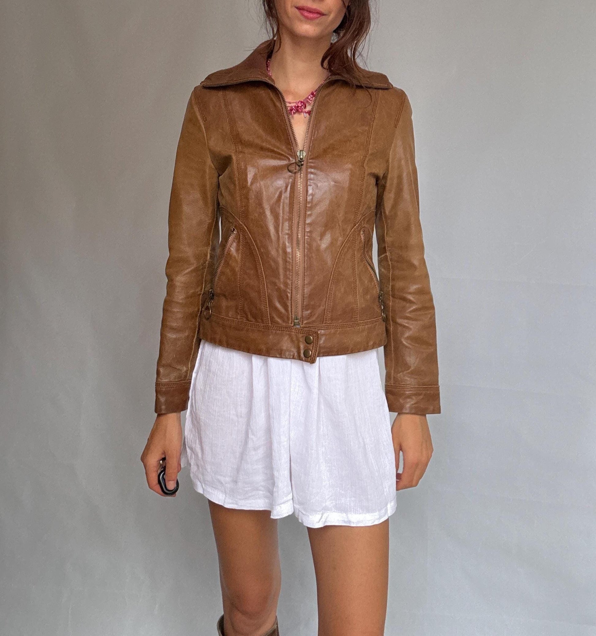 Vintage brown leather jacket, genuine leather, classic fit, front zipper, ribbed collar detail, streetwear Eddie Vedder vibe, US XS