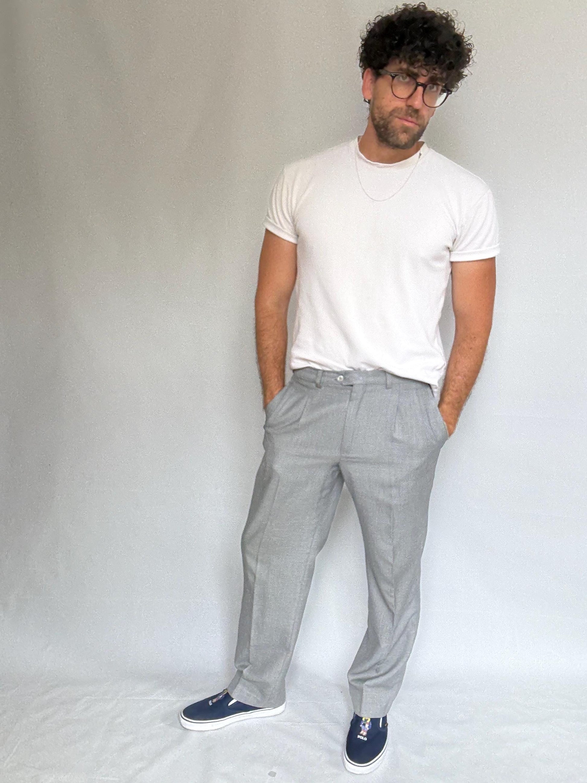 Grey trousers, wool blend, straight fit, button and zip closure, pleated front, vintage, US L, office casual, Damaged in inside pocket