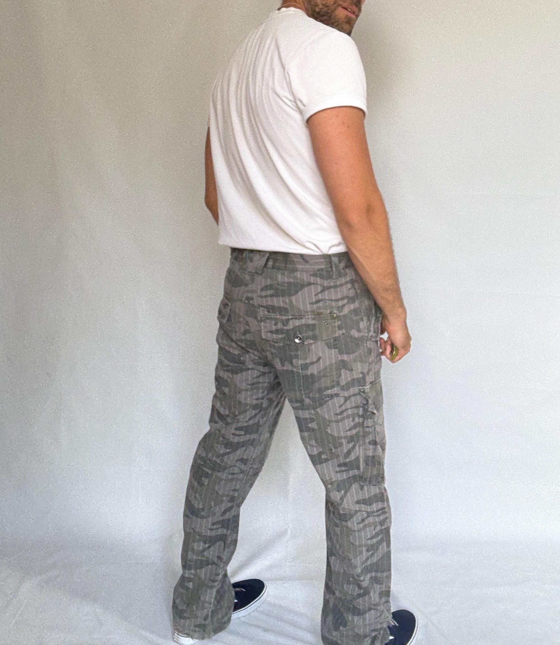 Vintage gray camo cargo pants, 100% cotton, relaxed fit, zipper closure, camouflage with pinstripe detail, streetwear, US L, outdoor casual