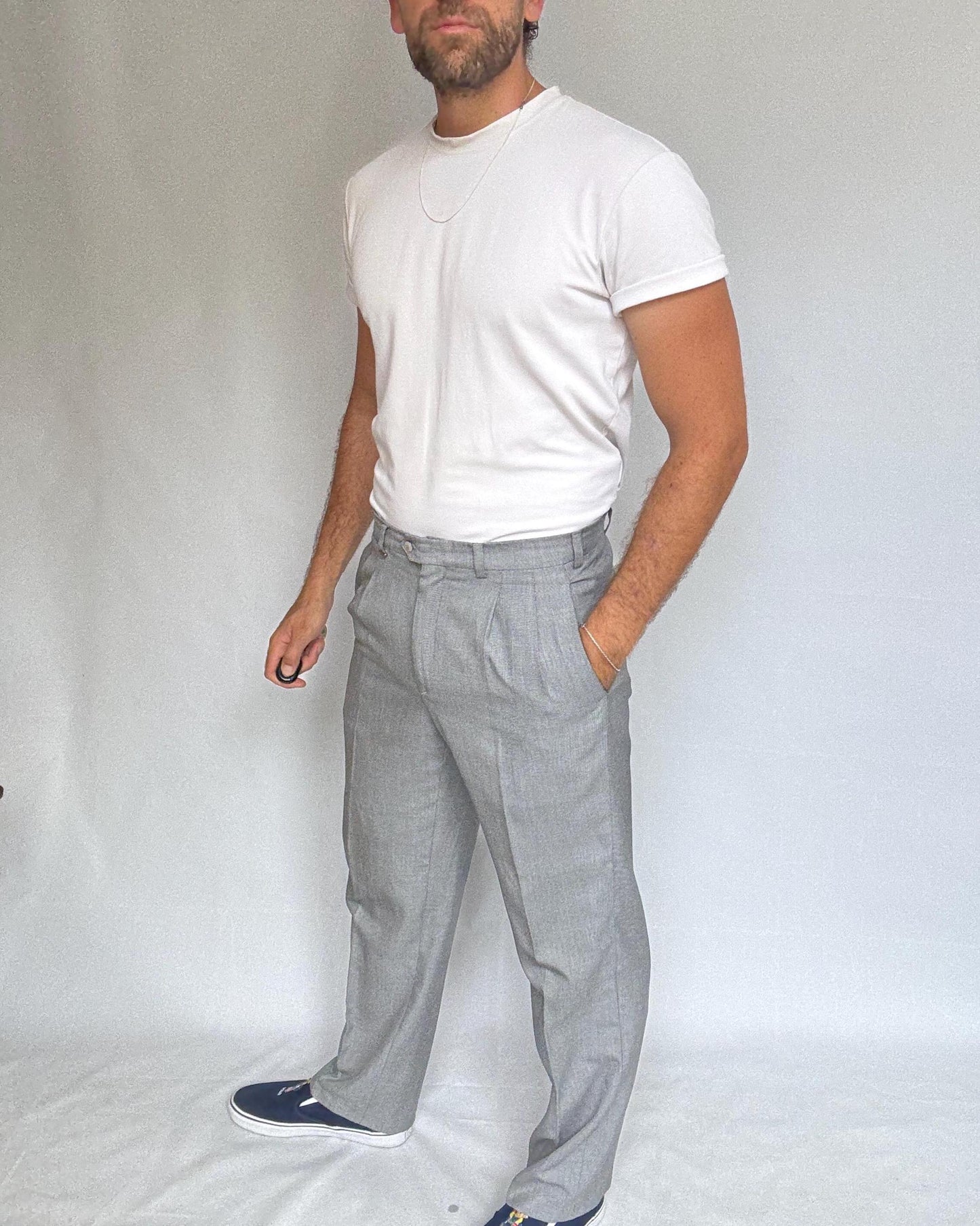 Grey trousers, wool blend, straight fit, button and zip closure, pleated front, vintage, US L, office casual, Damaged in inside pocket