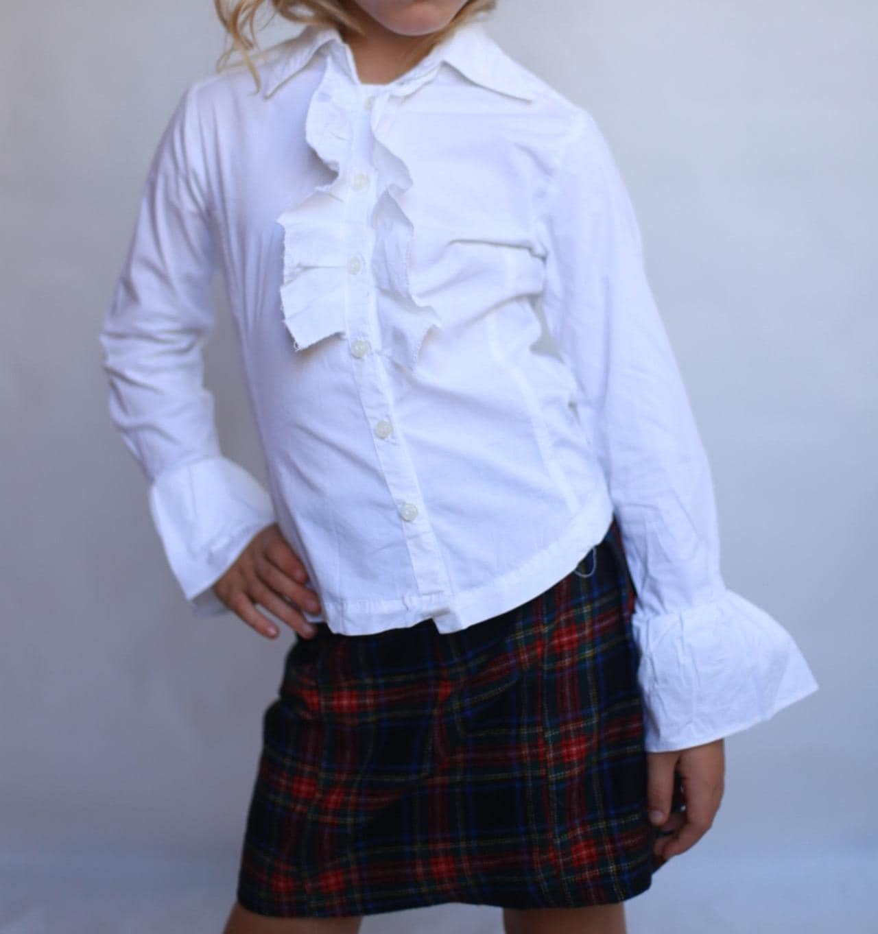 Jil and Sil white shirt, cotton blend, straight fit, button front with ruffles, flared cuffs, elegant touch, US 4, formal occasions, EU 94