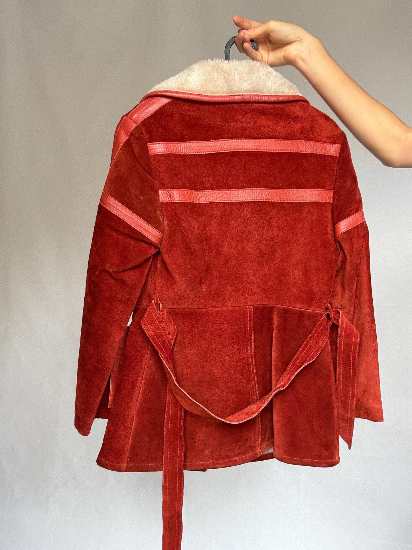 Gorgeous Suede shearling coat, wool lining, tailored fit, zip closure, waist belt, streetwear emily in paris vibe, US XS, winter city chic