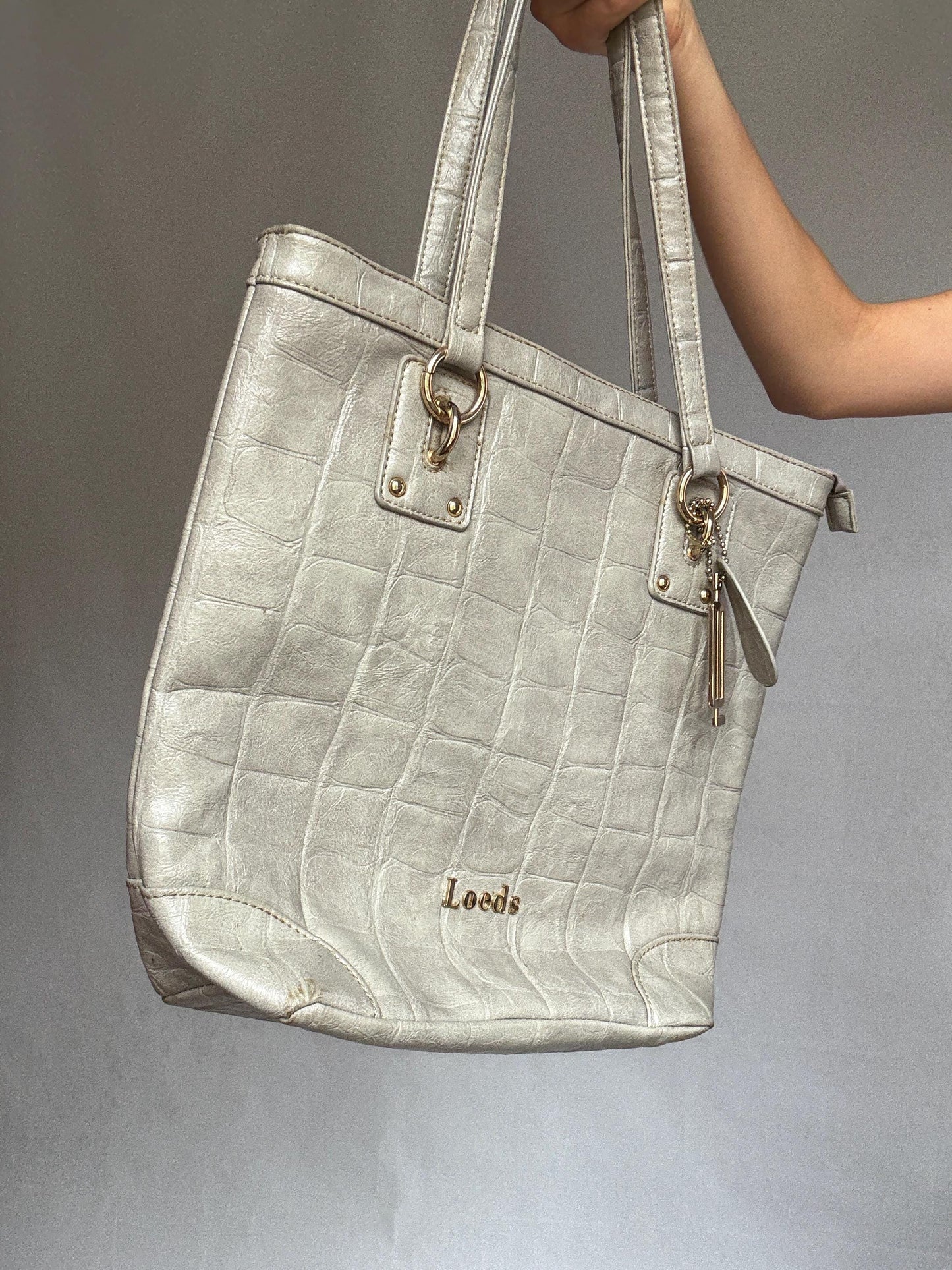 Loeds light grey leather tote bag, classic shopper silhouette, spacious interior, Spanish designer everyday school essential