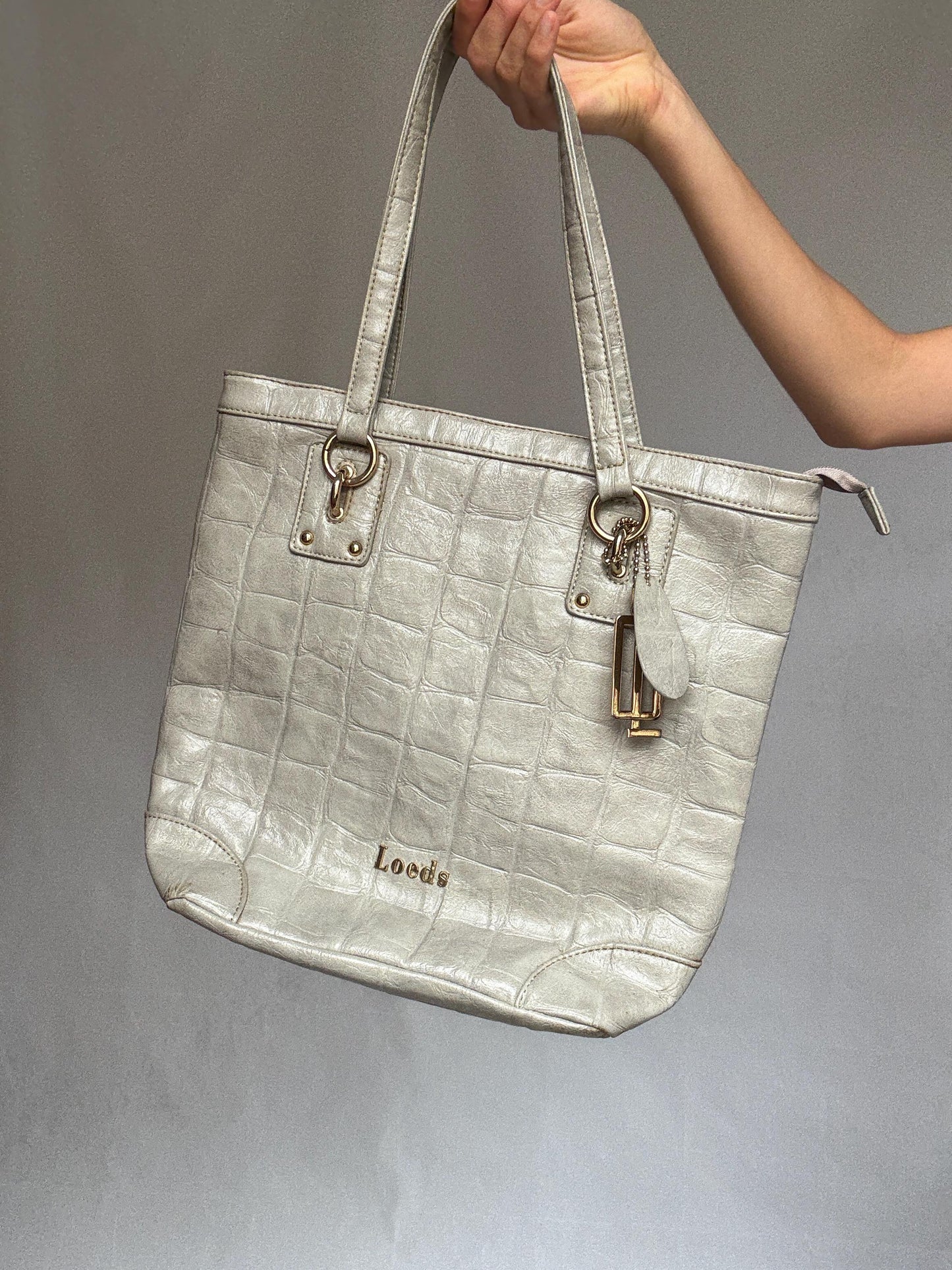 Loeds light grey leather tote bag, classic shopper silhouette, spacious interior, Spanish designer everyday school essential