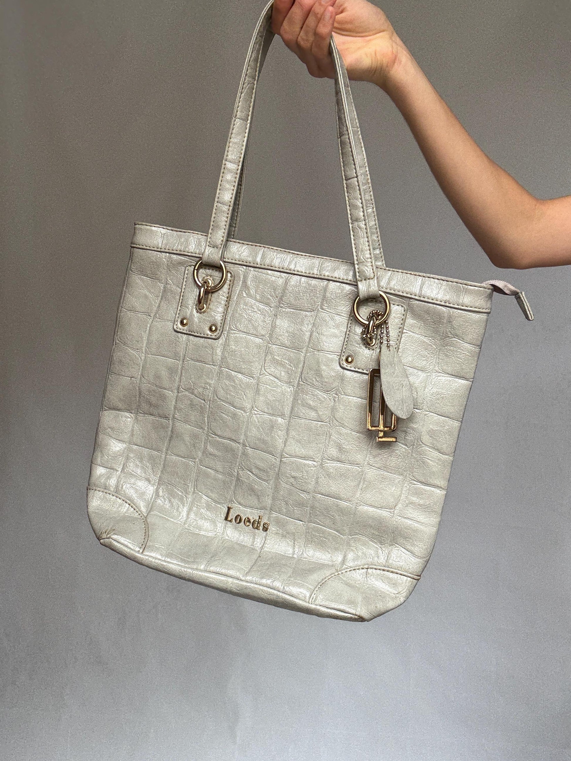 Loeds light grey leather tote bag, classic shopper silhouette, spacious interior, Spanish designer everyday school essential