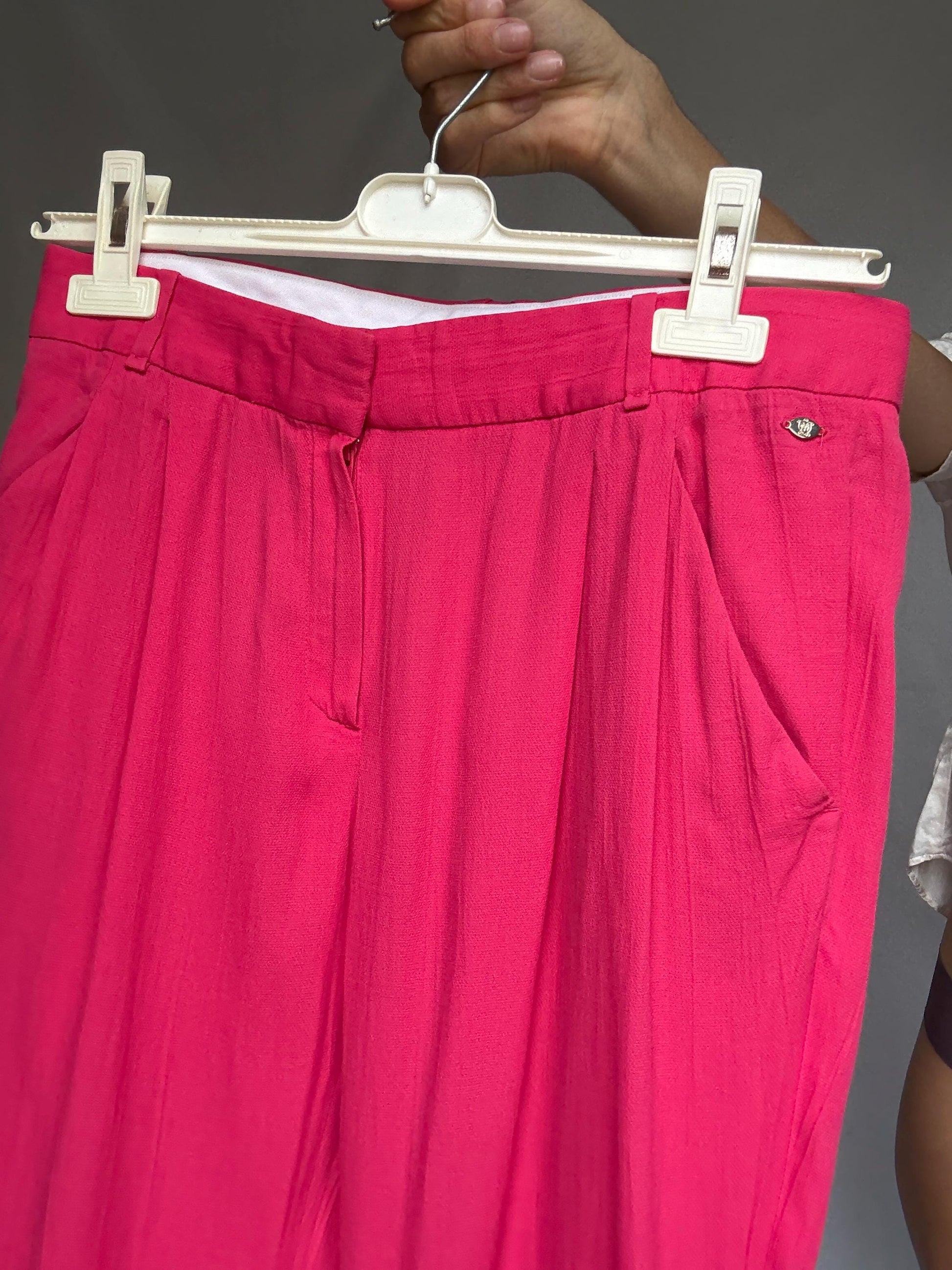 Massimo Dutti vibrant pink trousers, cotton feel, fitted silhouette, pleated front, elegant chic, US M, versatile streetwear