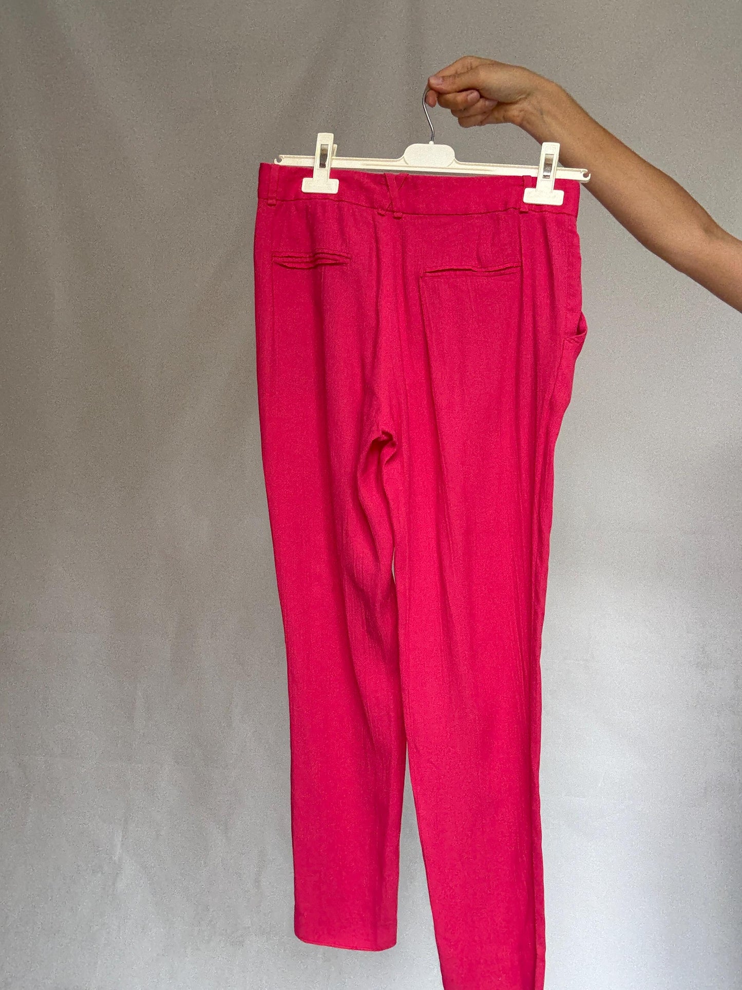 Massimo Dutti vibrant pink trousers, cotton feel, fitted silhouette, pleated front, elegant chic, US M, versatile streetwear