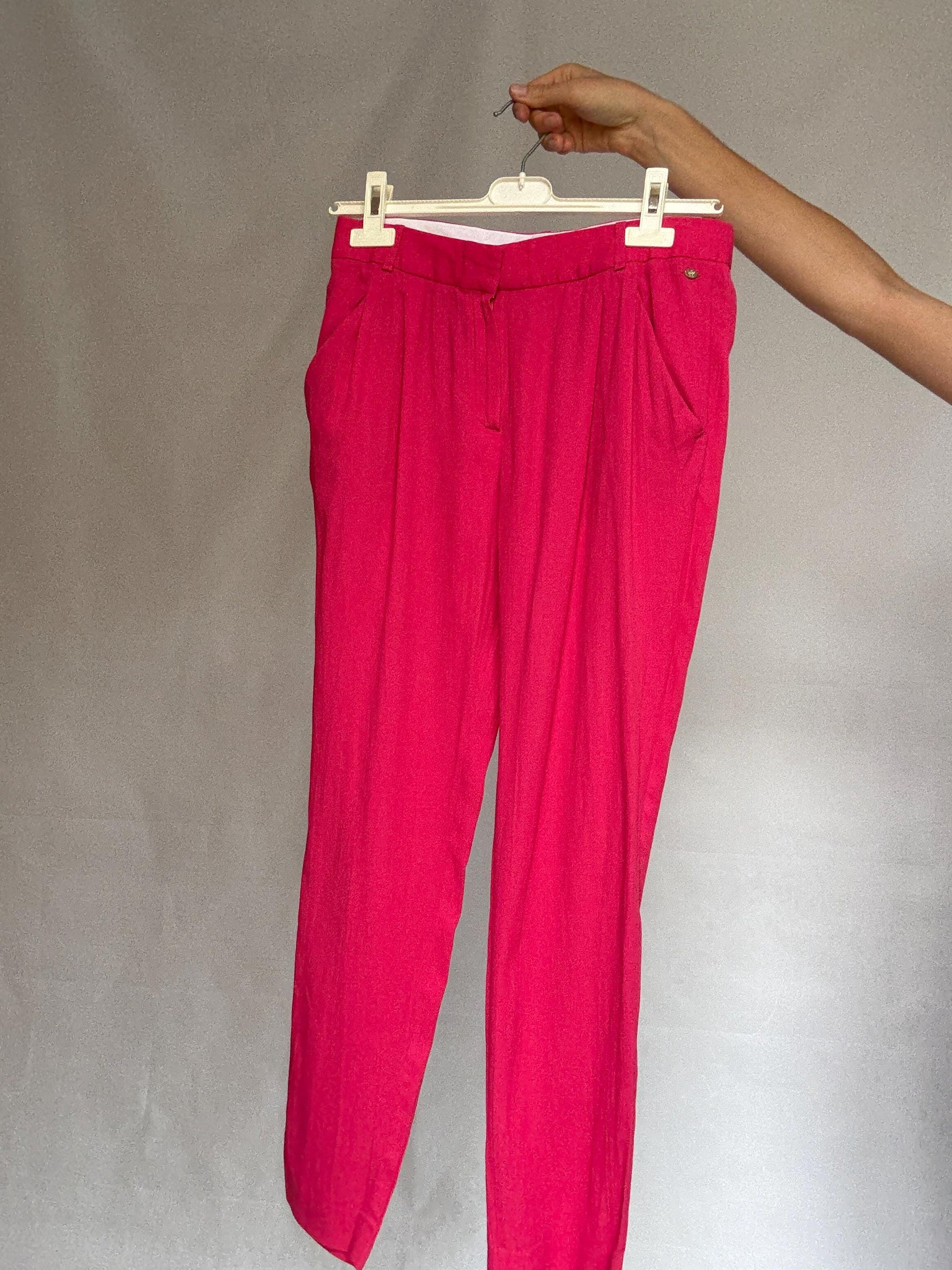 Massimo Dutti vibrant pink trousers, cotton feel, fitted silhouette, pleated front, elegant chic, US M, versatile streetwear