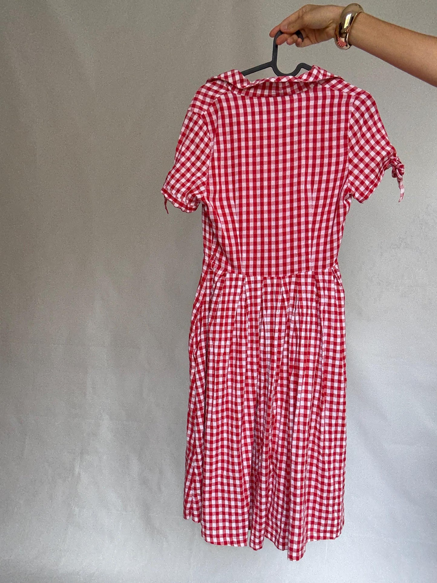 Lindy Bop red gingham dress, 100% cotton, fit, and-flare, button front, tie detail sleeves, vintage 50s retro, US S, picnic vibe