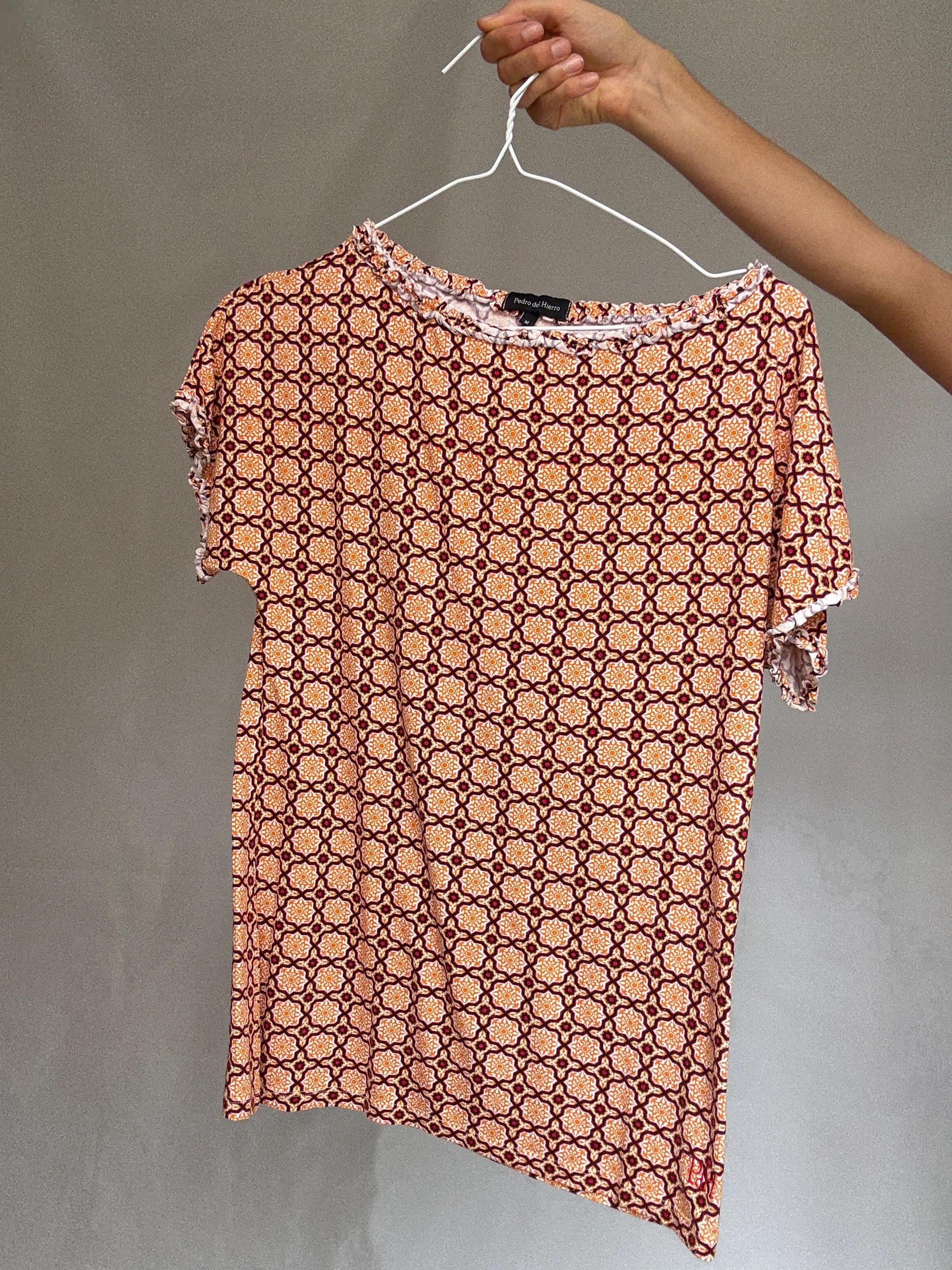 Pedro del Hierro geometric blouse, cotton feel, regular fit, ruffled neckline, retro 70s, US M, casual streetwear,