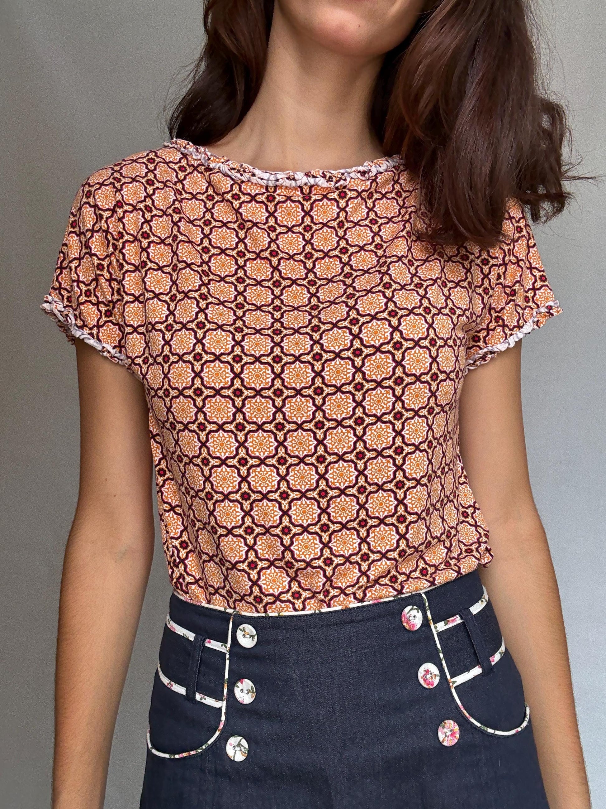 Pedro del Hierro geometric blouse, cotton feel, regular fit, ruffled neckline, retro 70s, US M, casual streetwear,