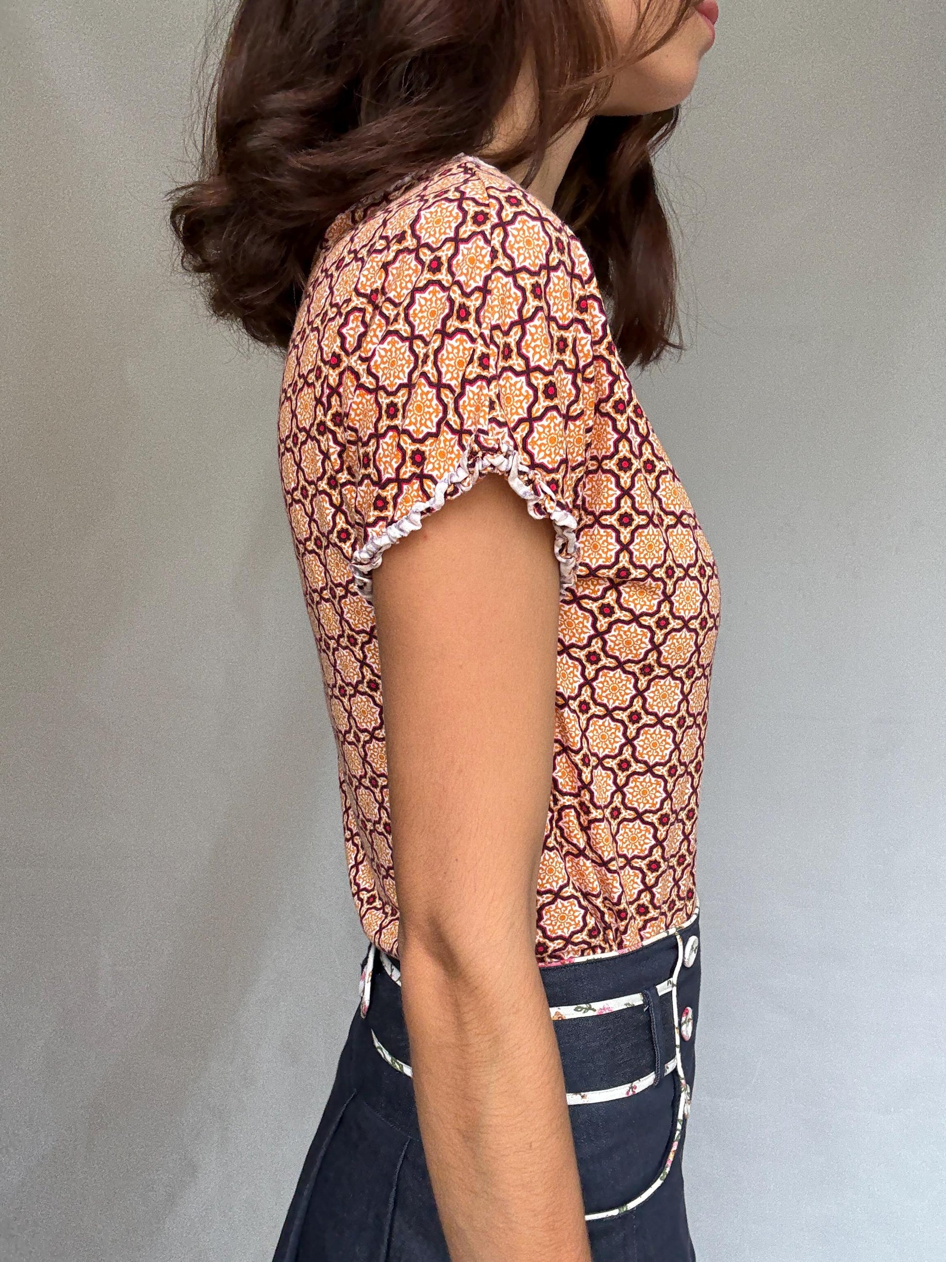 Pedro del Hierro geometric blouse, cotton feel, regular fit, ruffled neckline, retro 70s, US M, casual streetwear,