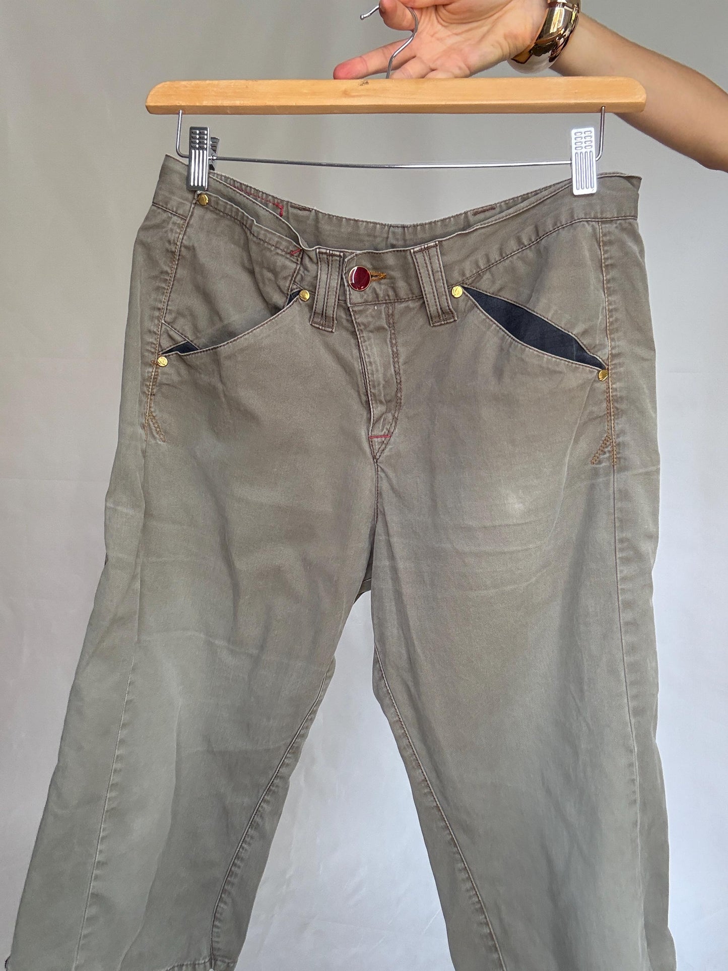 Levi's olive green cropped trousers, cotton feel, relaxed fit, zip fly closure, decorative stitching detail, retro 90s mick jagger, US M