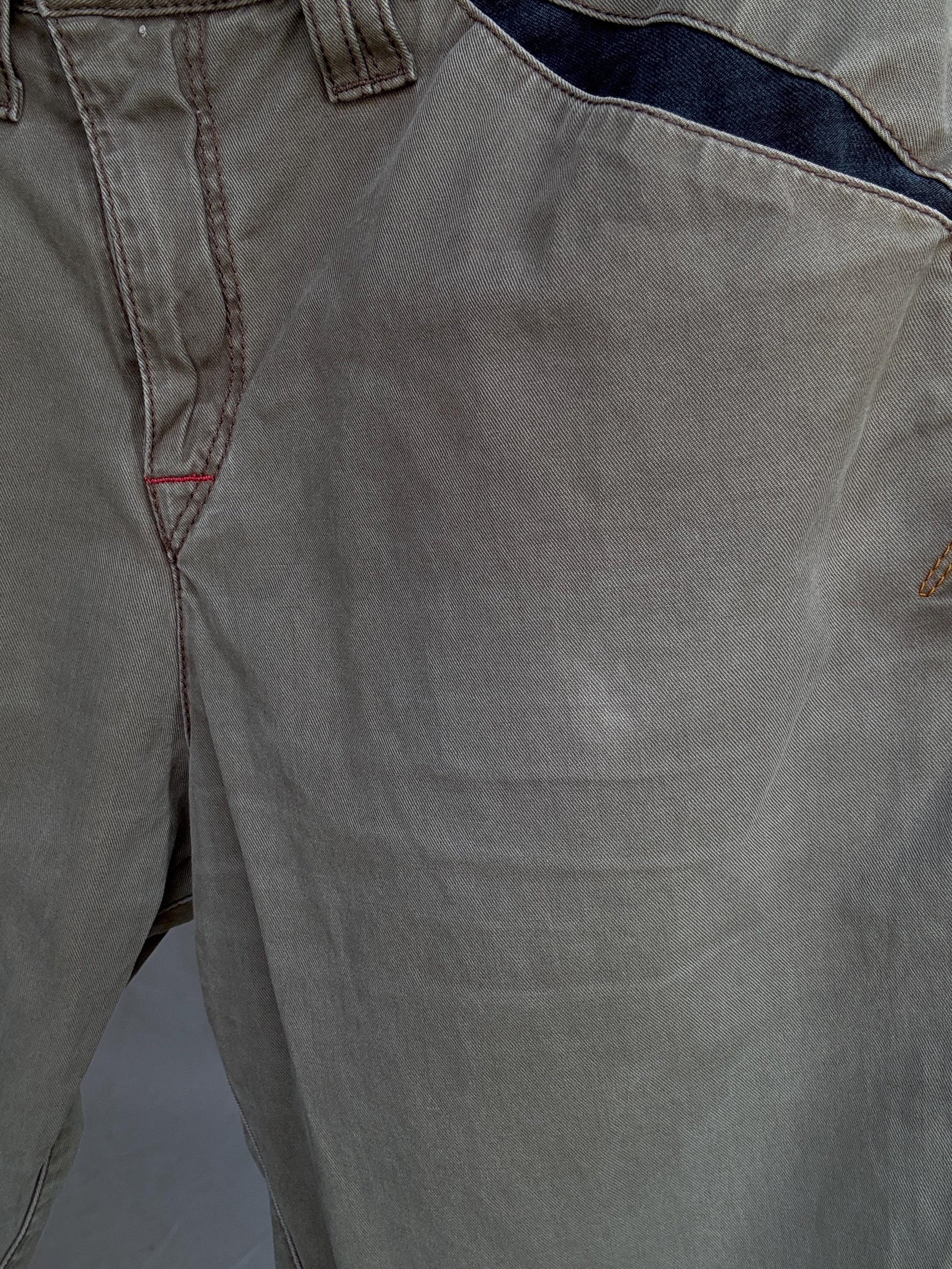 Levi's olive green cropped trousers, cotton feel, relaxed fit, zip fly closure, decorative stitching detail, retro 90s mick jagger, US M