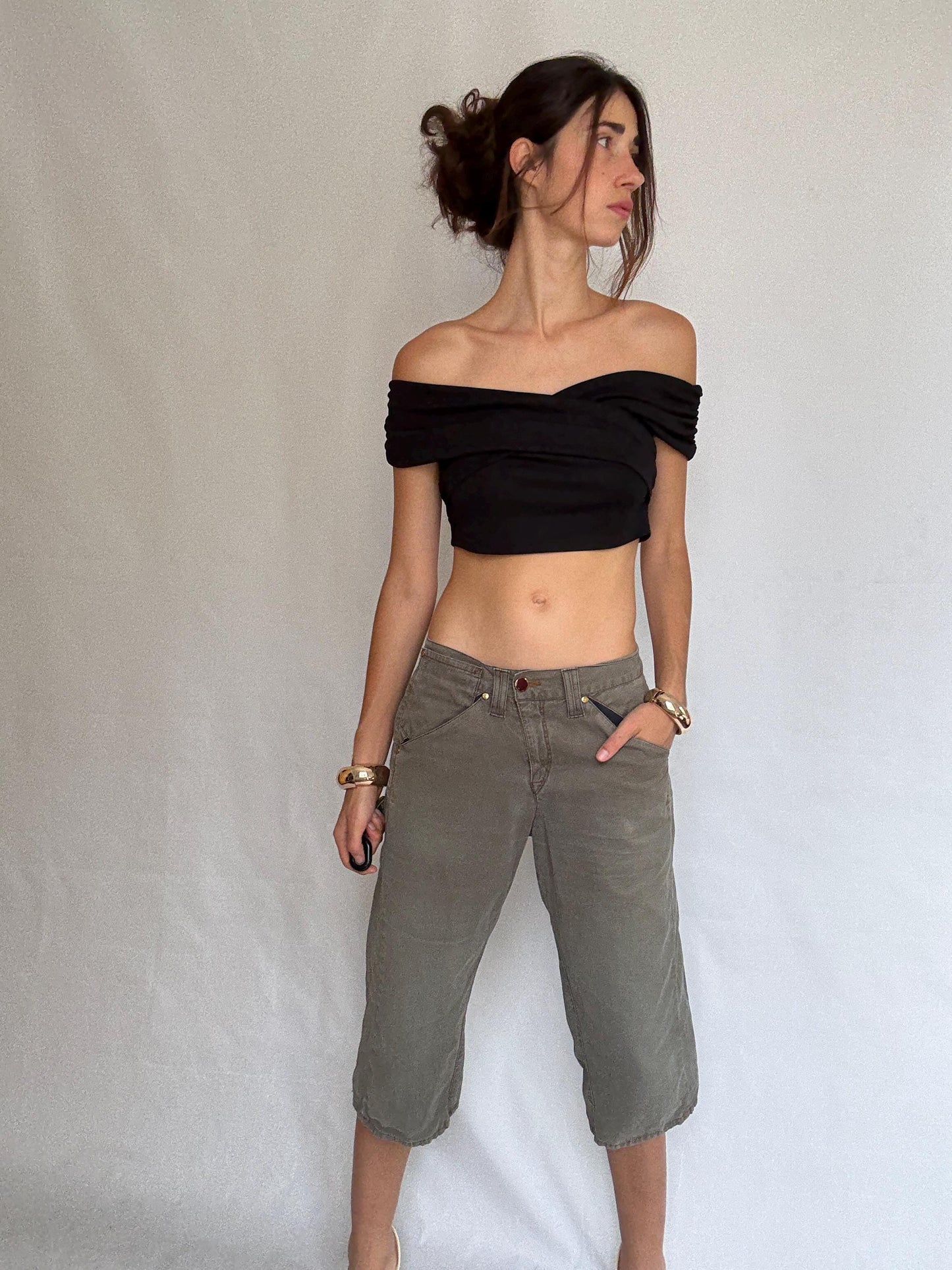 Levi's olive green cropped trousers, cotton feel, relaxed fit, zip fly closure, decorative stitching detail, retro 90s mick jagger, US M