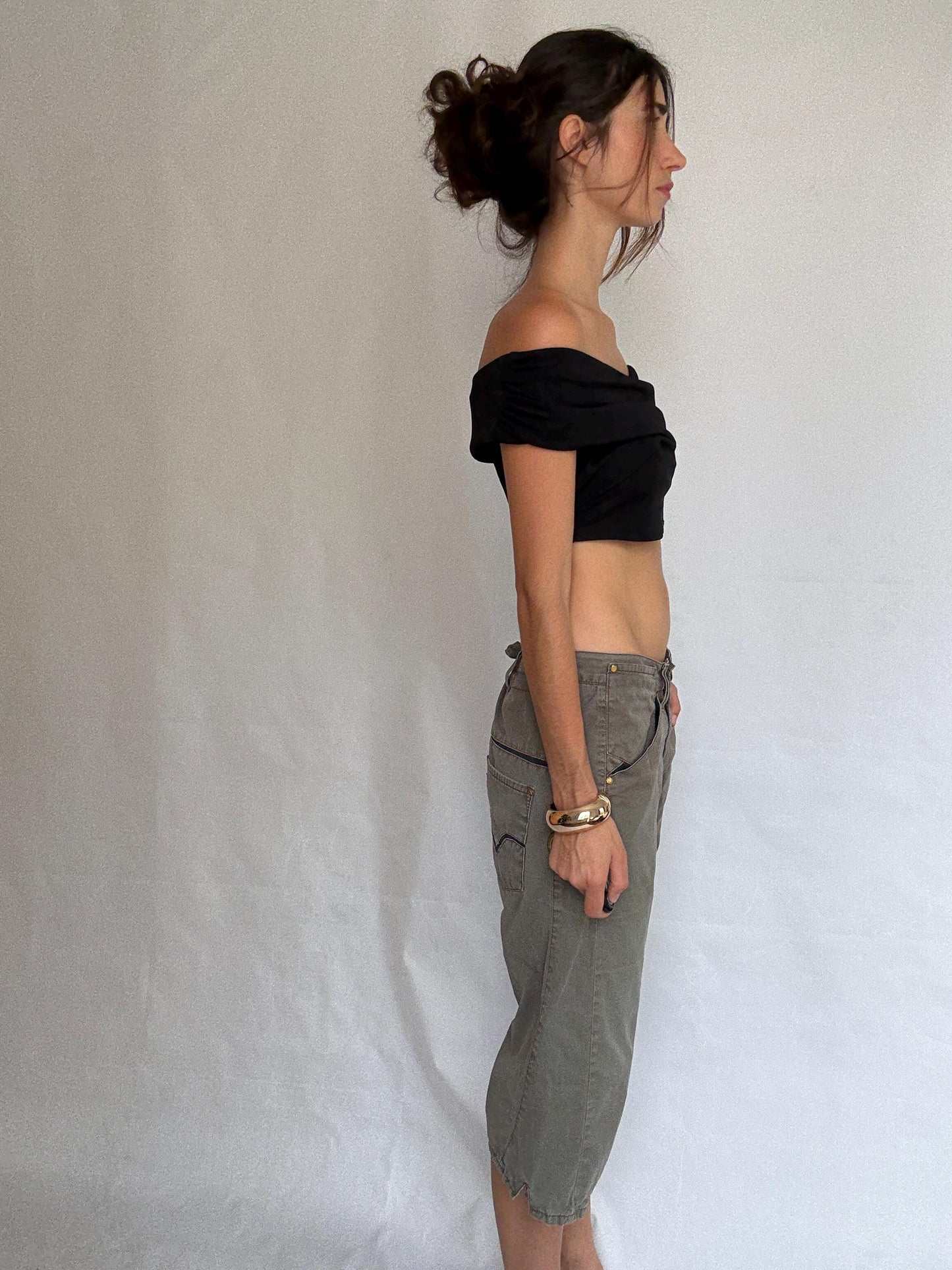 Levi's olive green cropped trousers, cotton feel, relaxed fit, zip fly closure, decorative stitching detail, retro 90s mick jagger, US M