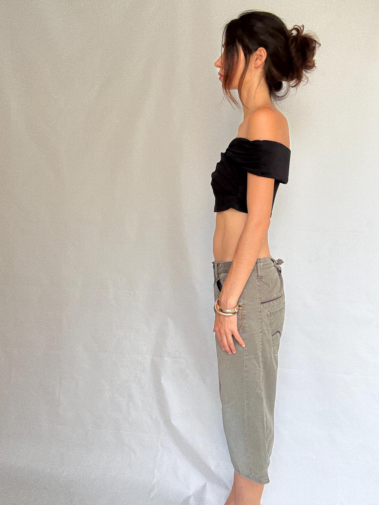 Levi's olive green cropped trousers, cotton feel, relaxed fit, zip fly closure, decorative stitching detail, retro 90s mick jagger, US M