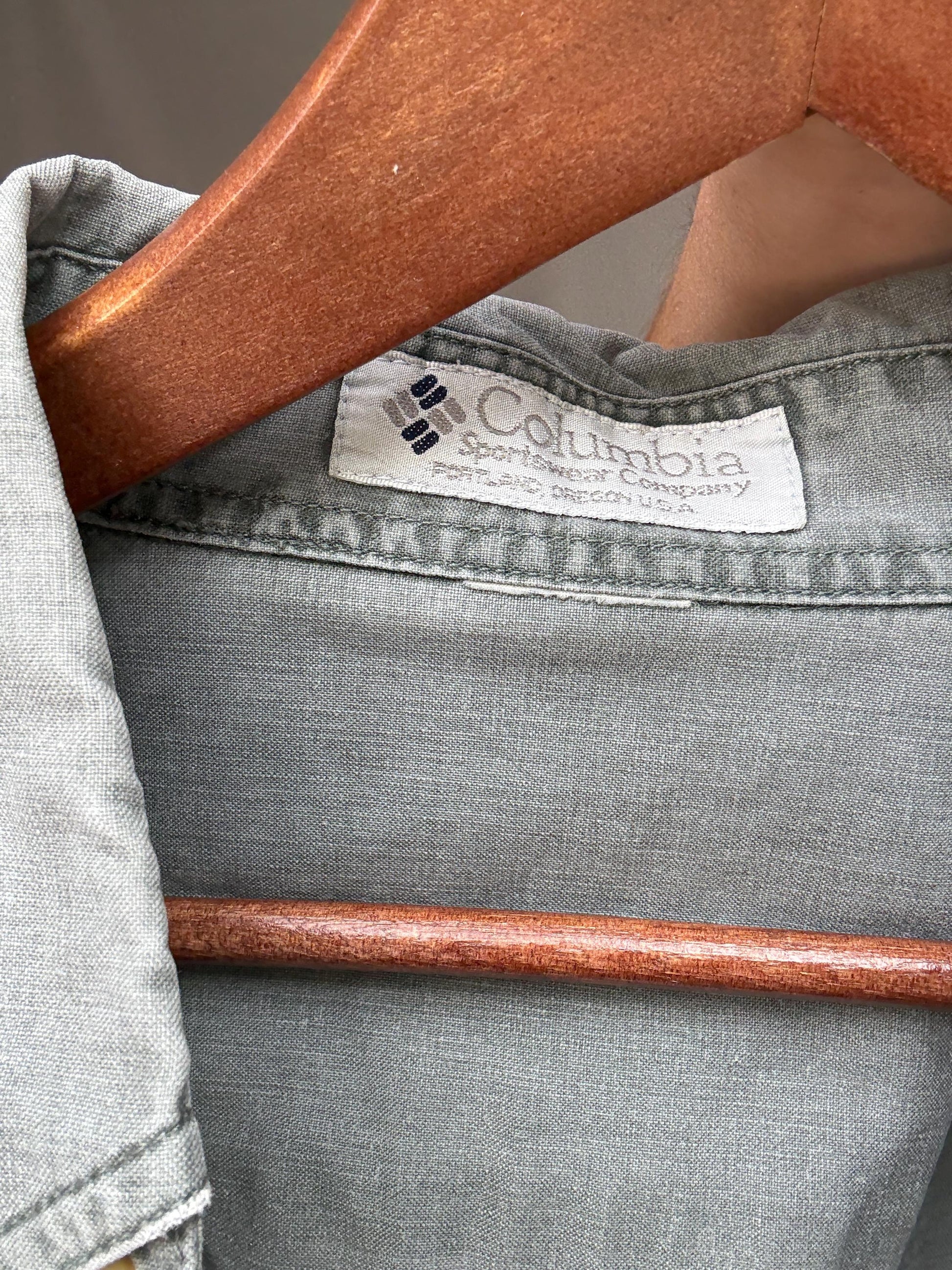 Vintage Columbia light gray denim shirt, Cotton relaxed fit button up shirt, Size US XL