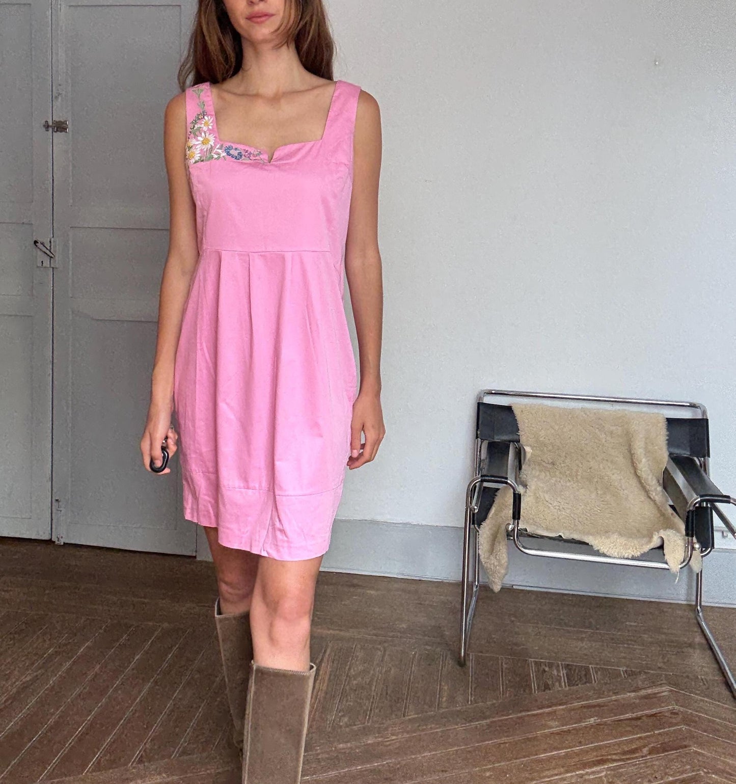 Vintage pink sleeveless dress with floral embroidery, square neckline & pleats – sweet summer look, secondhand, size L-XL