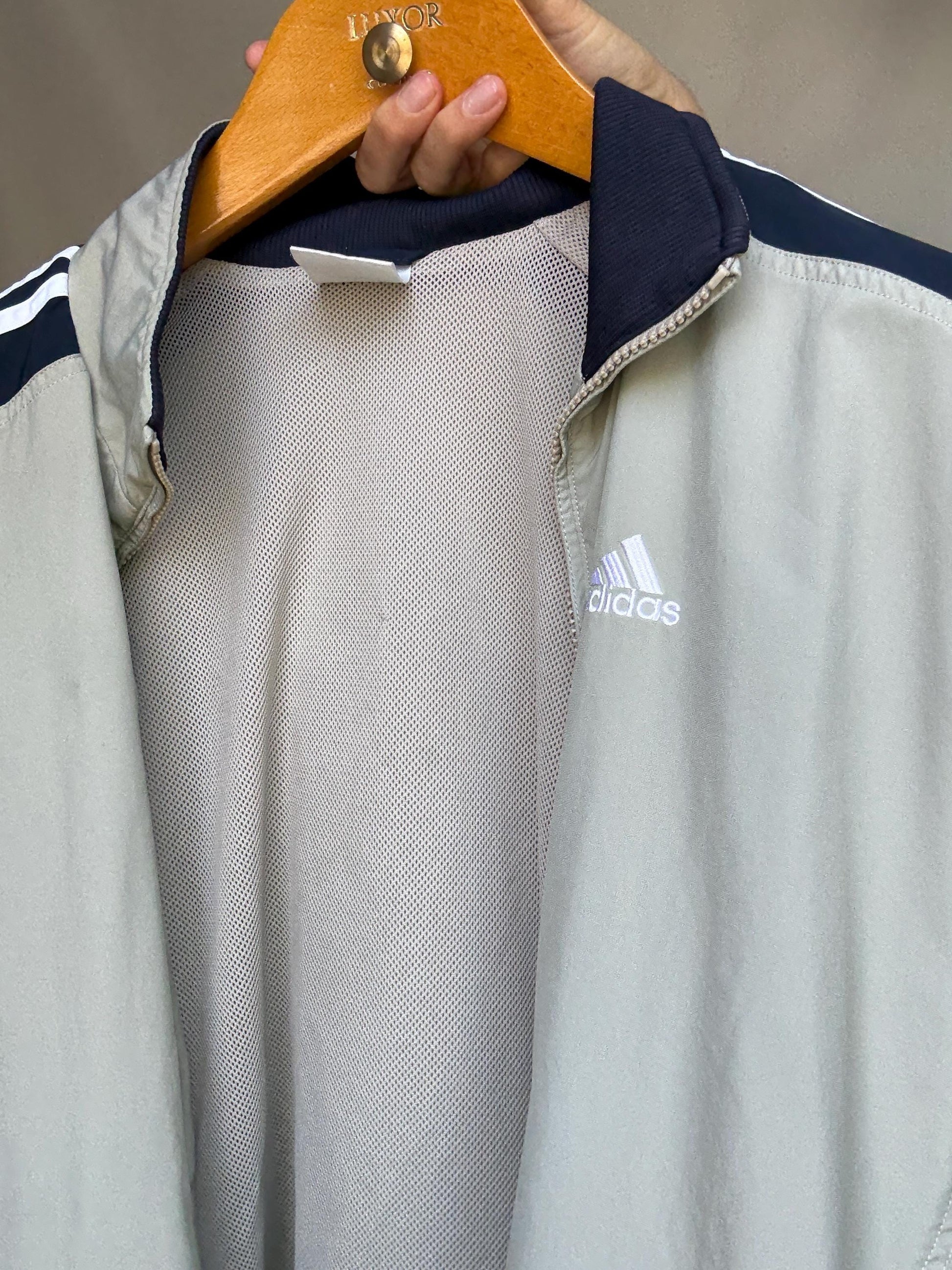 Adidas jacket, relaxed fit, zipper closure, sporty style, US XL, streetwear casual