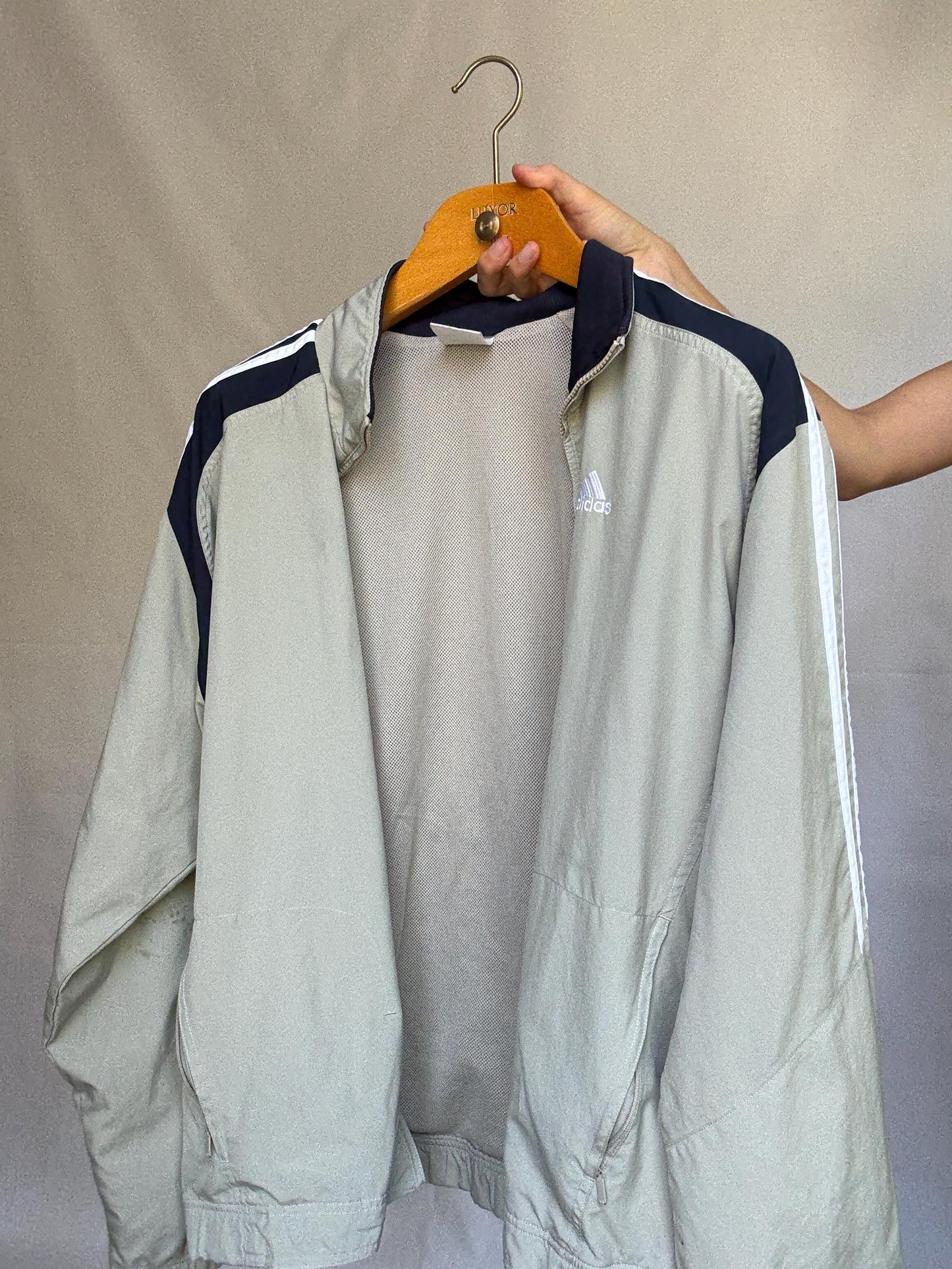 Adidas jacket, relaxed fit, zipper closure, sporty style, US XL, streetwear casual