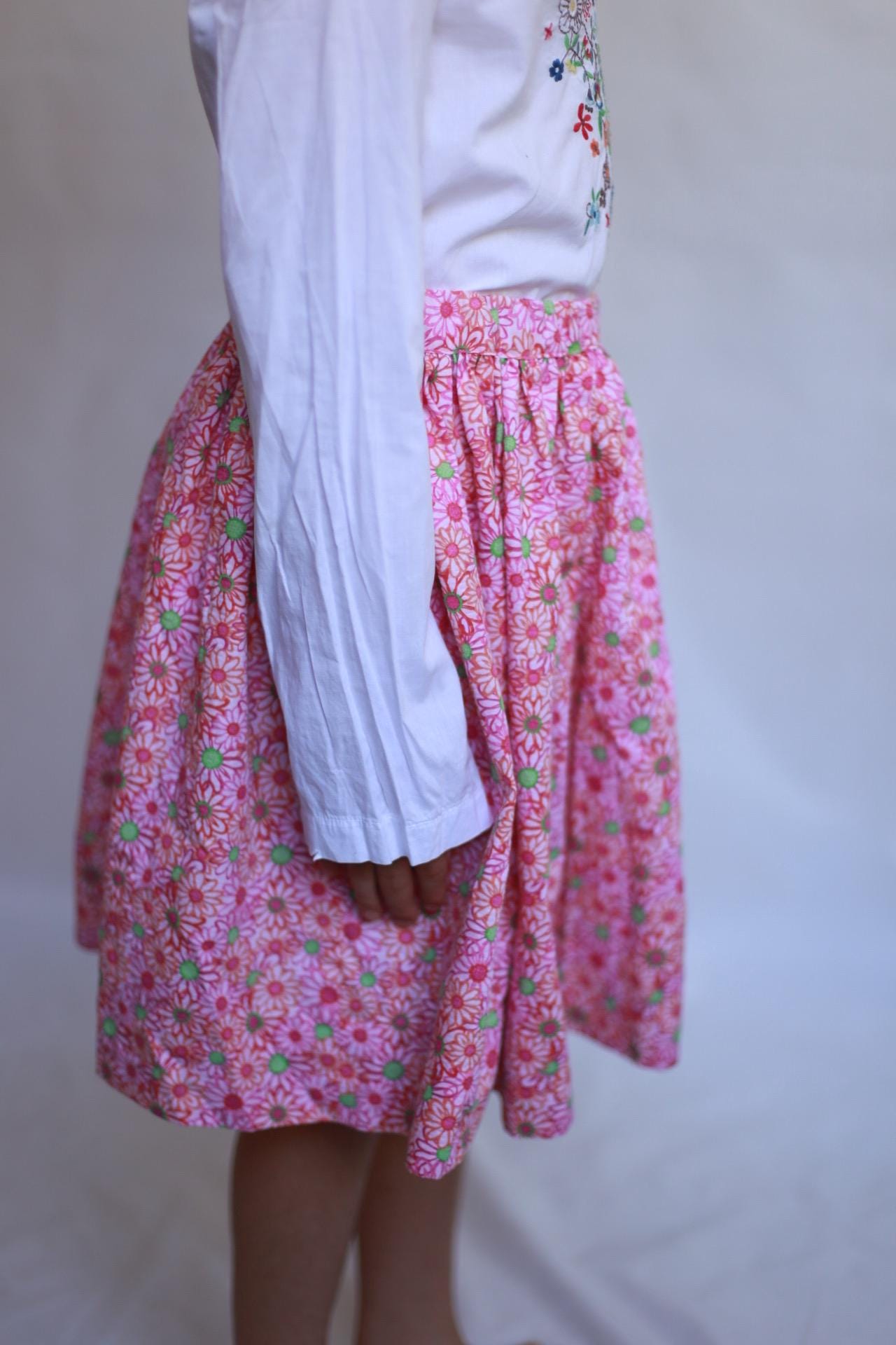 Simonetta Vintage pink floral skirt, playful spring summer wear, Colourful cottagecore aesthetic, Elle Fanning, casual daywear, EU 110
