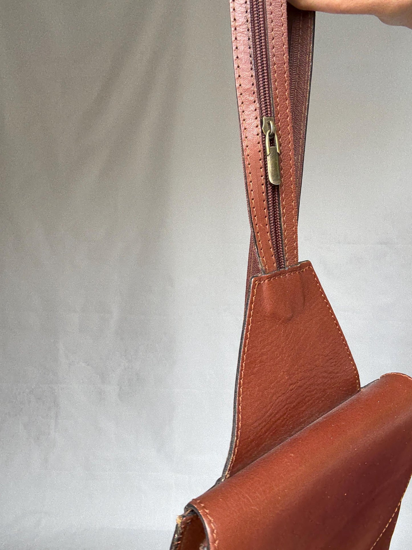 L'artigiano Italian leather backpack, genuine leather, convertible design, zip convertible strap, minimalist old, money vibe, versatile use