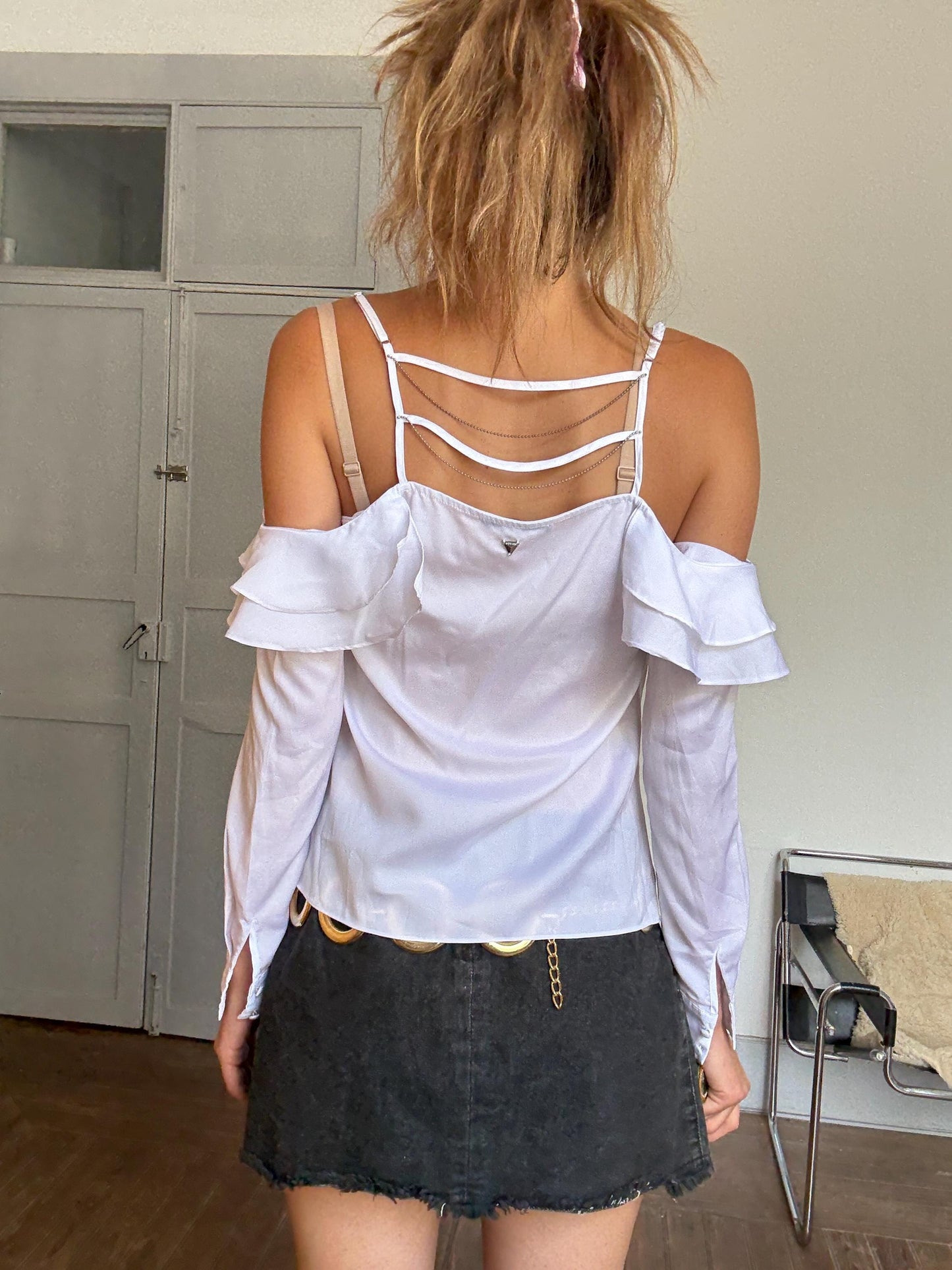 Y2K Guess Off-Shoulder Top – White Strappy Ruffle Blouse with Chain Back Detail, Romantic Fit, Size S, Summer Essential