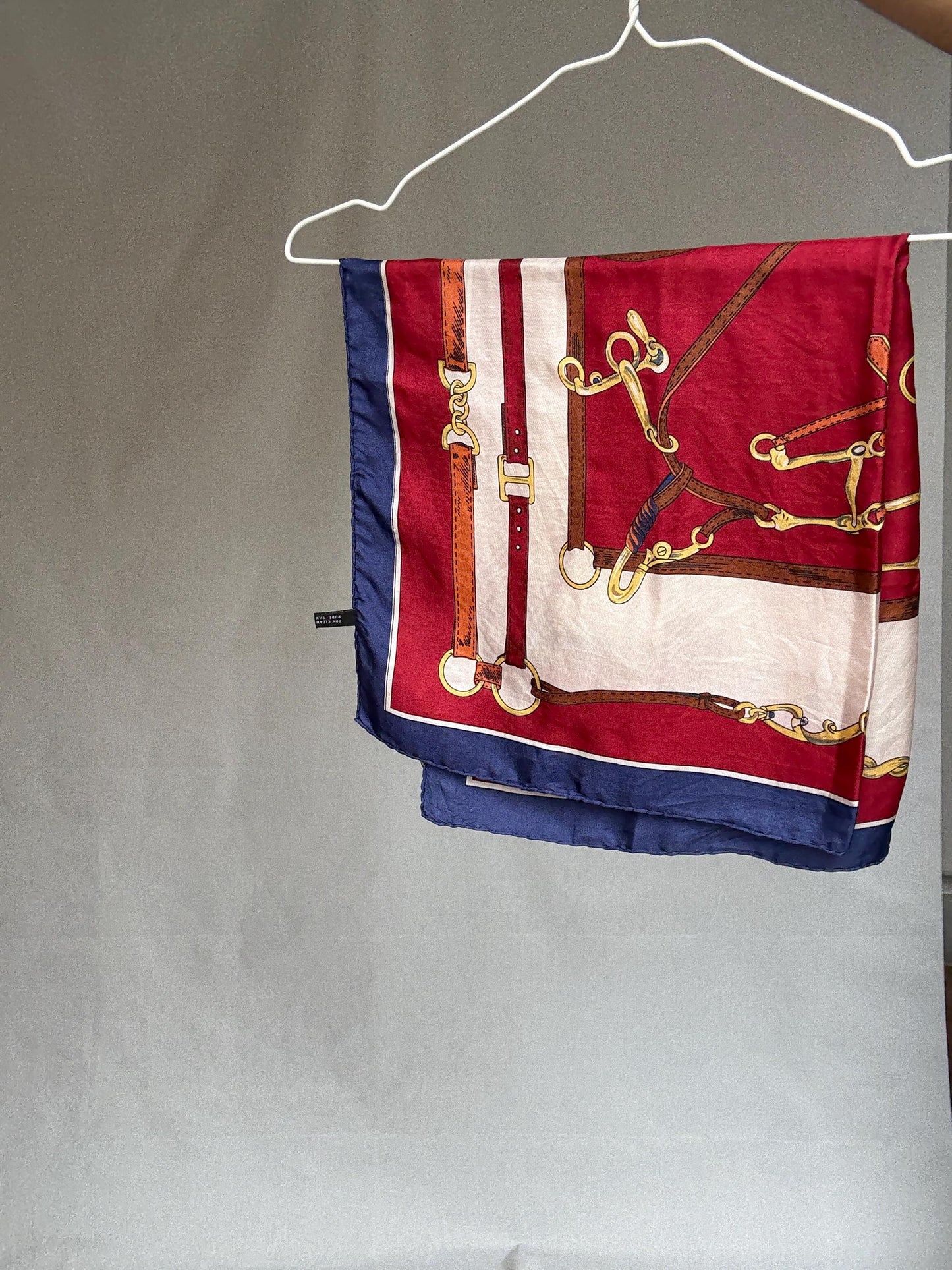 Festina Oro red white blue silk wrap, 100% silk, versatile styling, intricate gold chain motif, vintage chic, Luxury designer wear