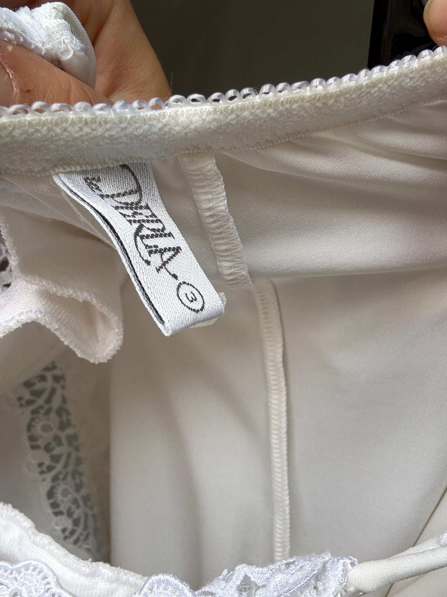 La Perla white lace bodysuit, classic fit, adjustable spaghetti straps, delicate lace detailing, romantic wedding, US L - D 80