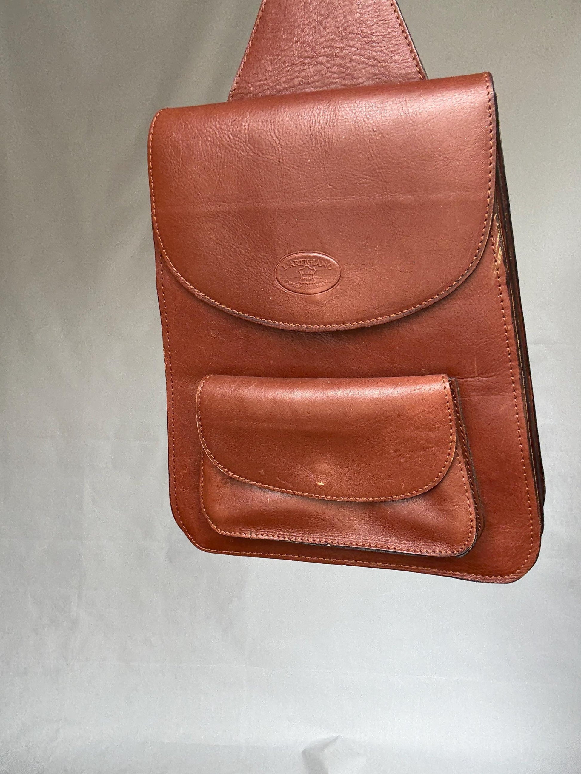 L'artigiano Italian leather backpack, genuine leather, convertible design, zip convertible strap, minimalist old, money vibe, versatile use