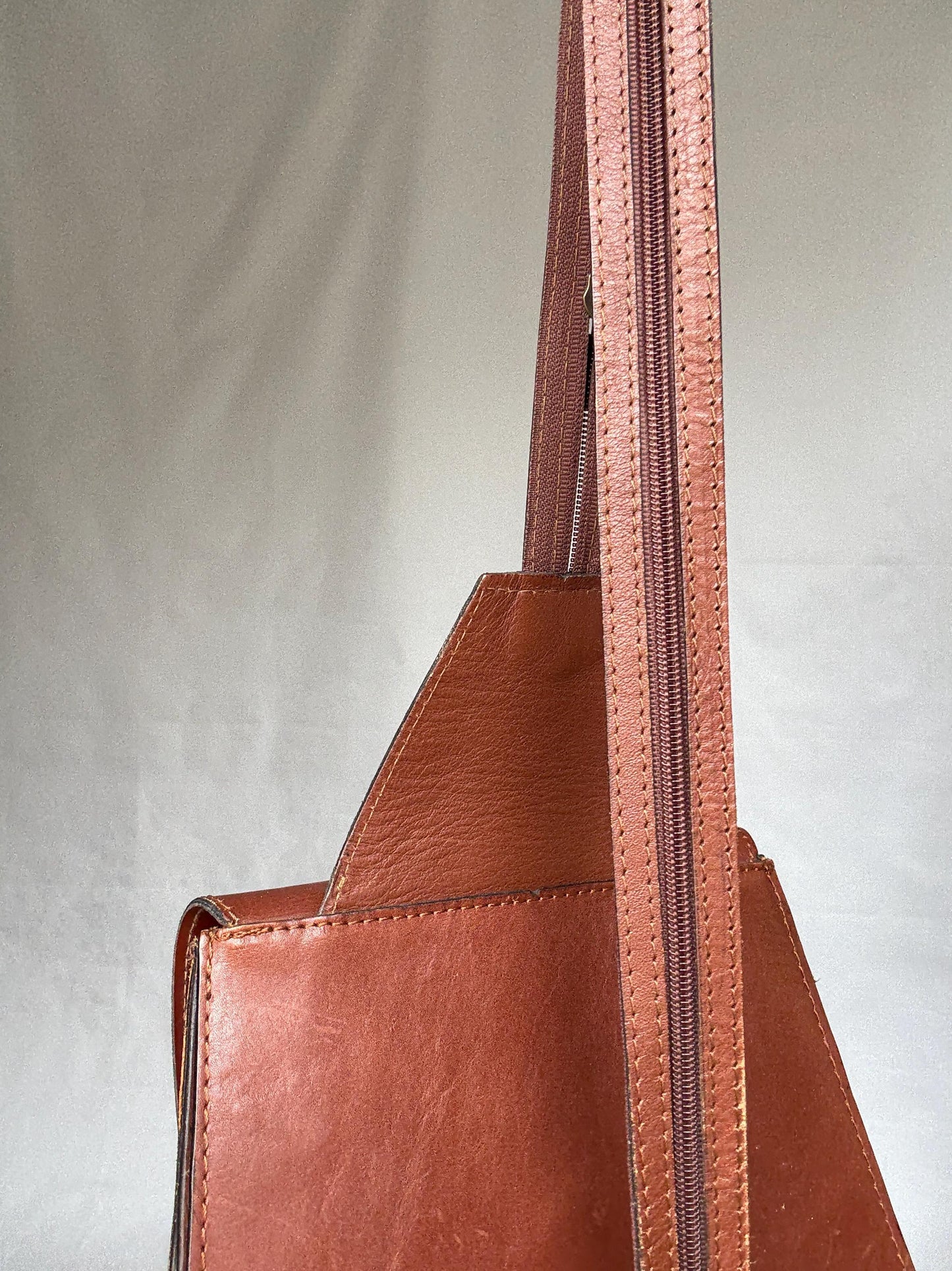 L'artigiano Italian leather backpack, genuine leather, convertible design, zip convertible strap, minimalist old, money vibe, versatile use