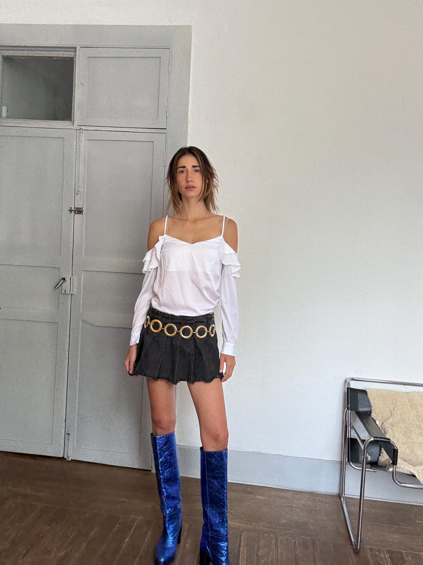 Y2K Guess Off-Shoulder Top – White Strappy Ruffle Blouse with Chain Back Detail, Romantic Fit, Size S, Summer Essential