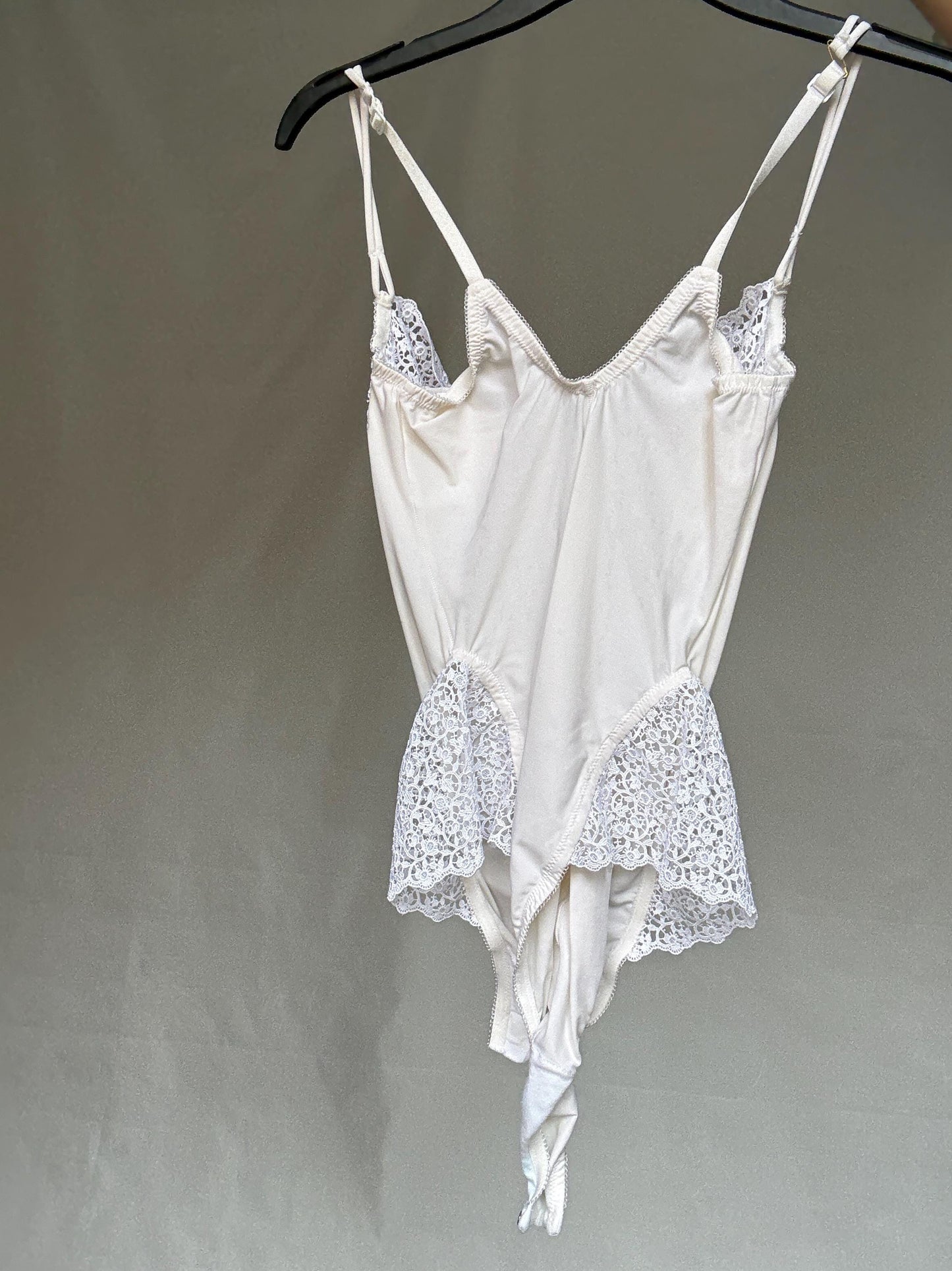 La Perla white lace bodysuit, classic fit, adjustable spaghetti straps, delicate lace detailing, romantic wedding, US L - D 80
