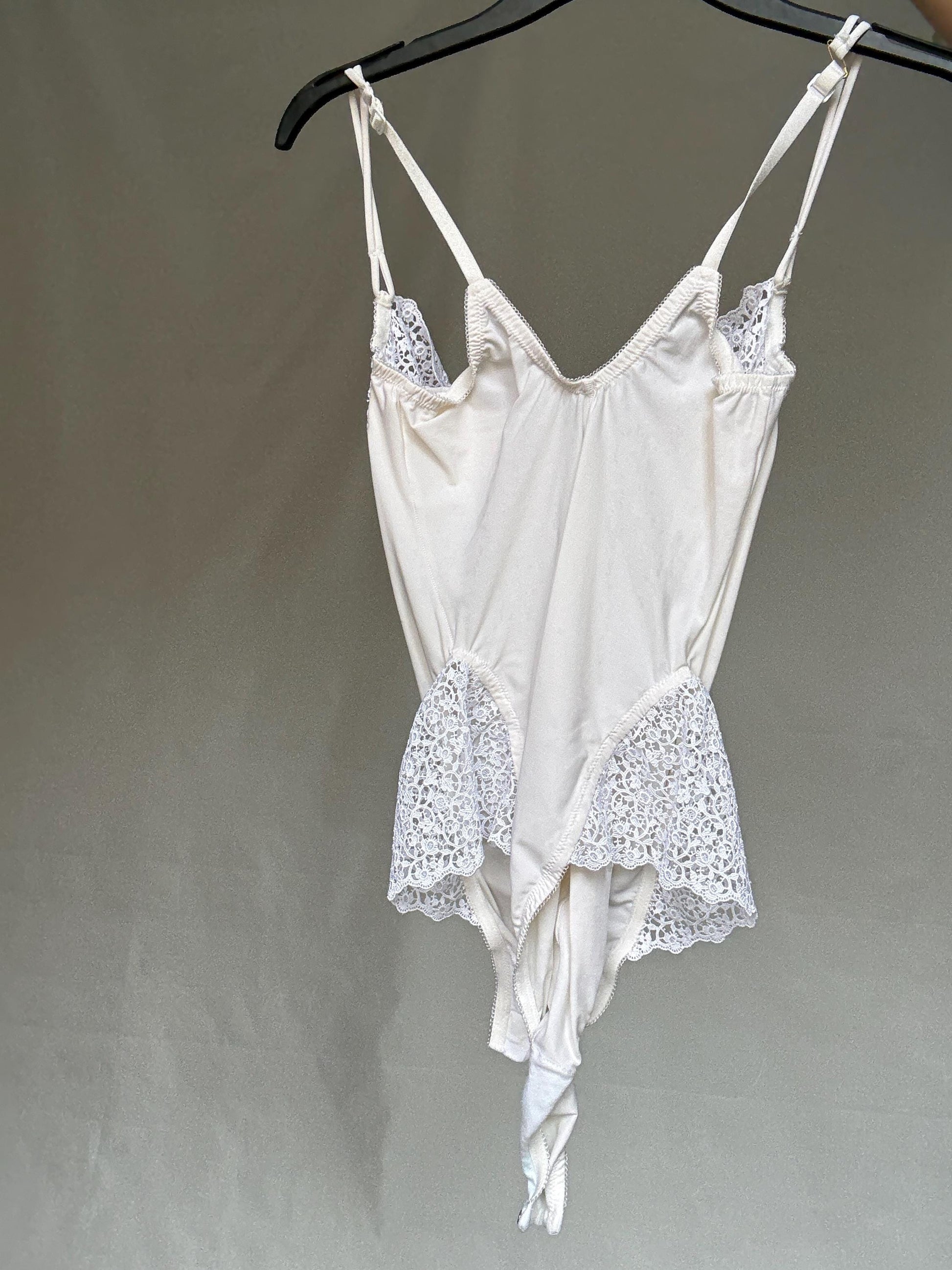 La Perla white lace bodysuit, classic fit, adjustable spaghetti straps, delicate lace detailing, romantic wedding, US L - D 80