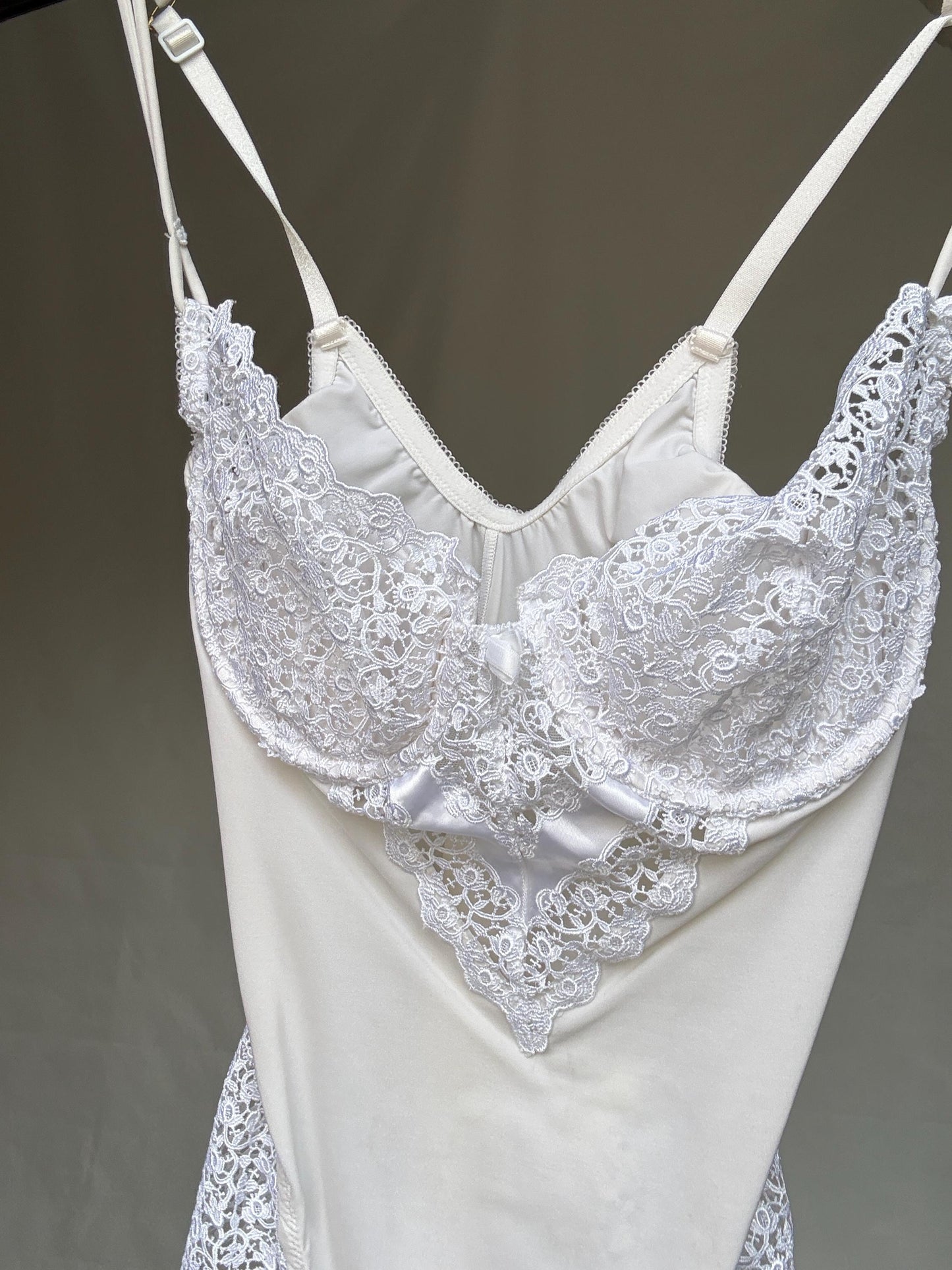 La Perla white lace bodysuit, classic fit, adjustable spaghetti straps, delicate lace detailing, romantic wedding, US L - D 80