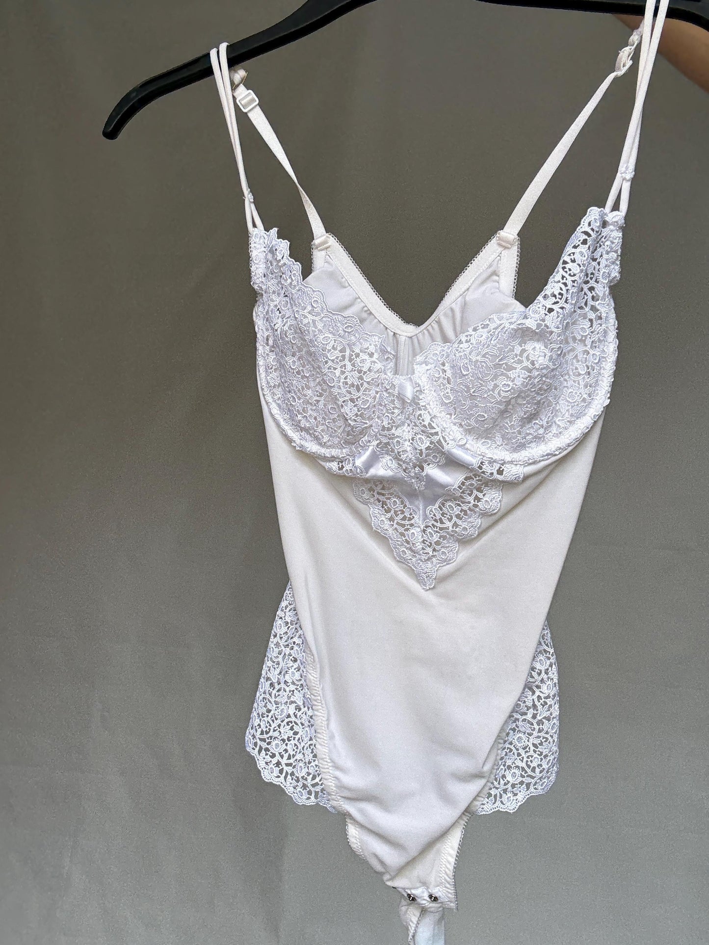 La Perla white lace bodysuit, classic fit, adjustable spaghetti straps, delicate lace detailing, romantic wedding, US L - D 80