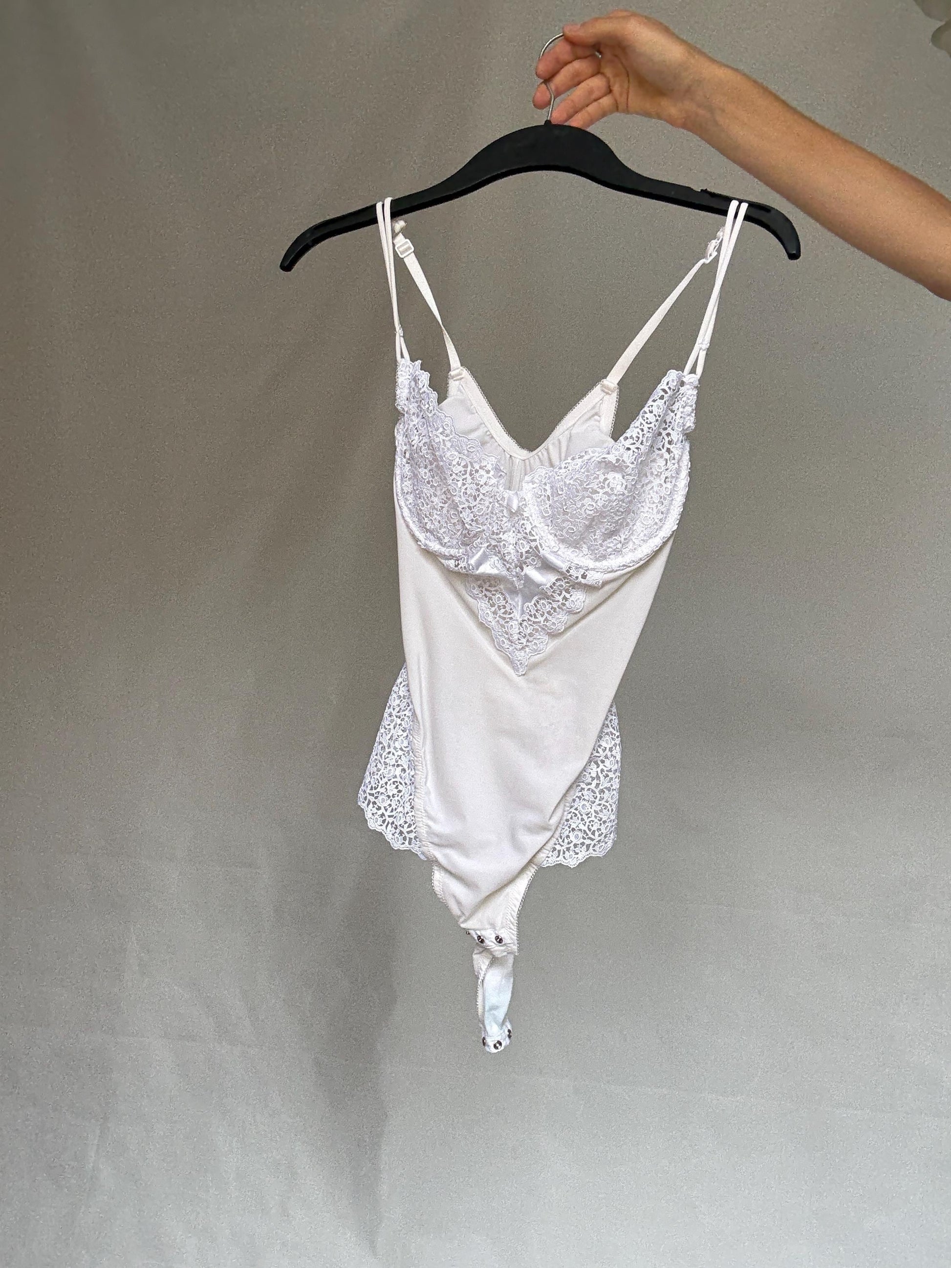 La Perla white lace bodysuit, classic fit, adjustable spaghetti straps, delicate lace detailing, romantic wedding, US L - D 80