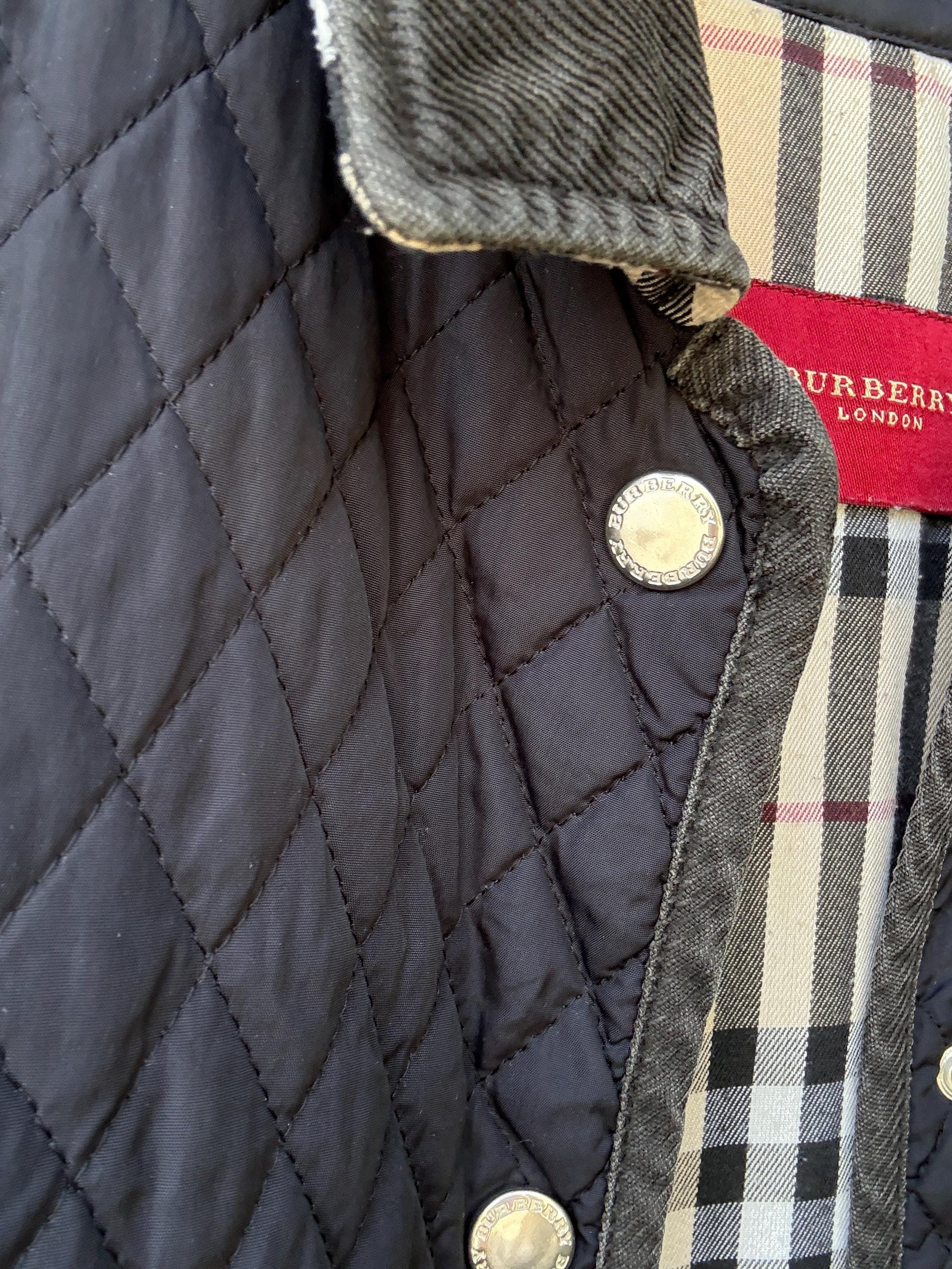 Burberry London quilted jacket, perfect for autumn, classic fit, snap buttons, corduroy collar, vintage, US L, streetwear chic